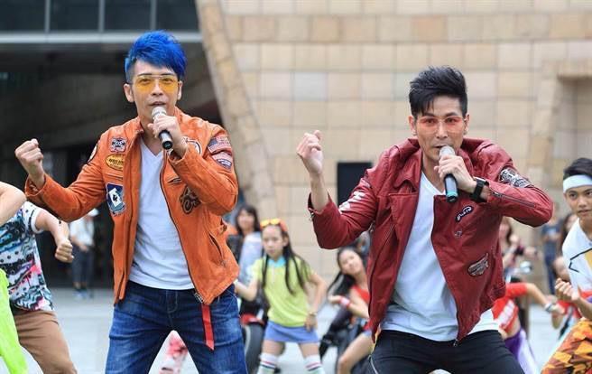 「台一線」經由白冰冰帶出道,這幾年一直主持《我愛冰冰SHOW》外,白冰冰也為他們發片一圓他們的歌星夢。(陳孝志提供)