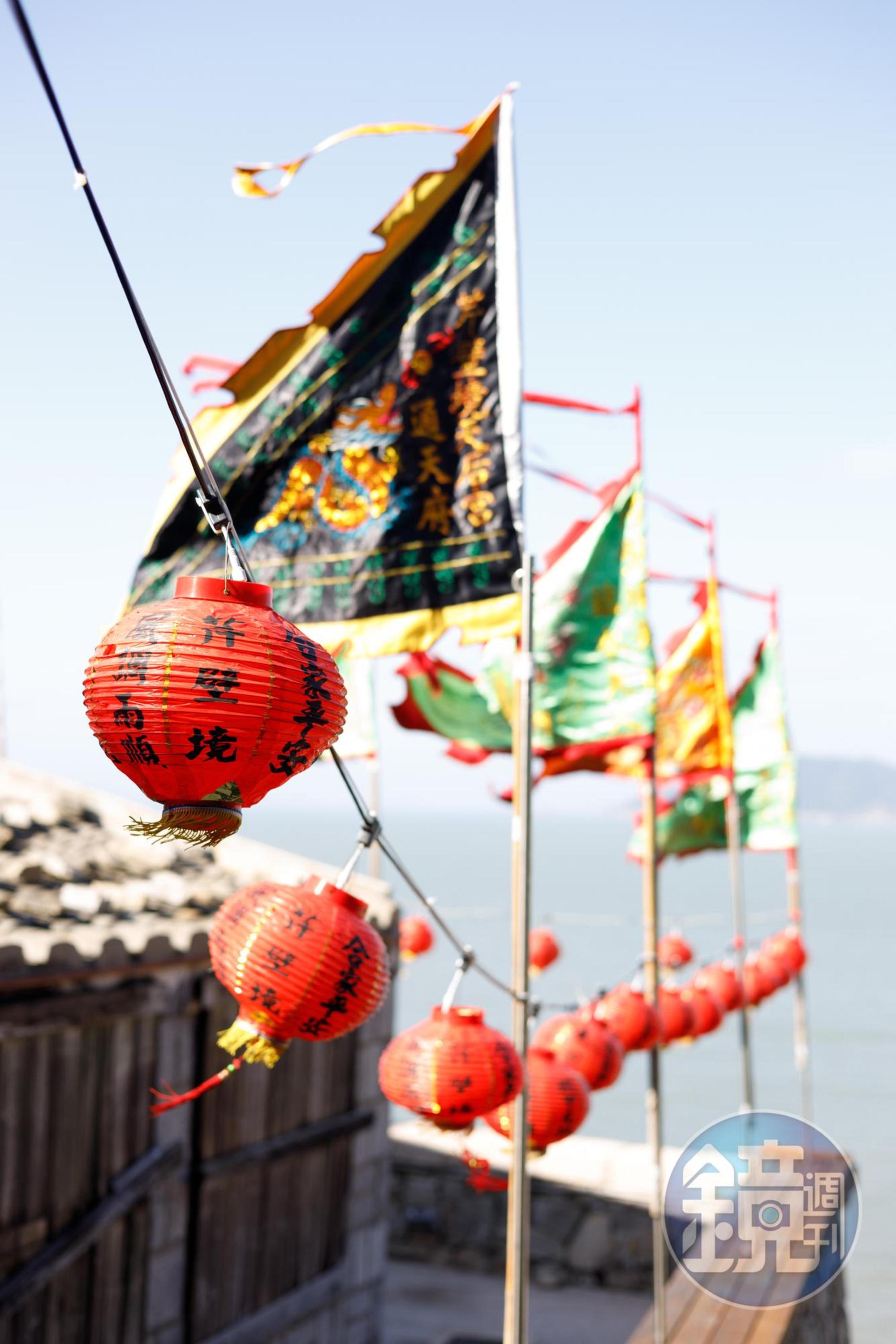 元宵節時期紅燈籠高掛在馬祖各鄉各村中，很有節慶氛圍。