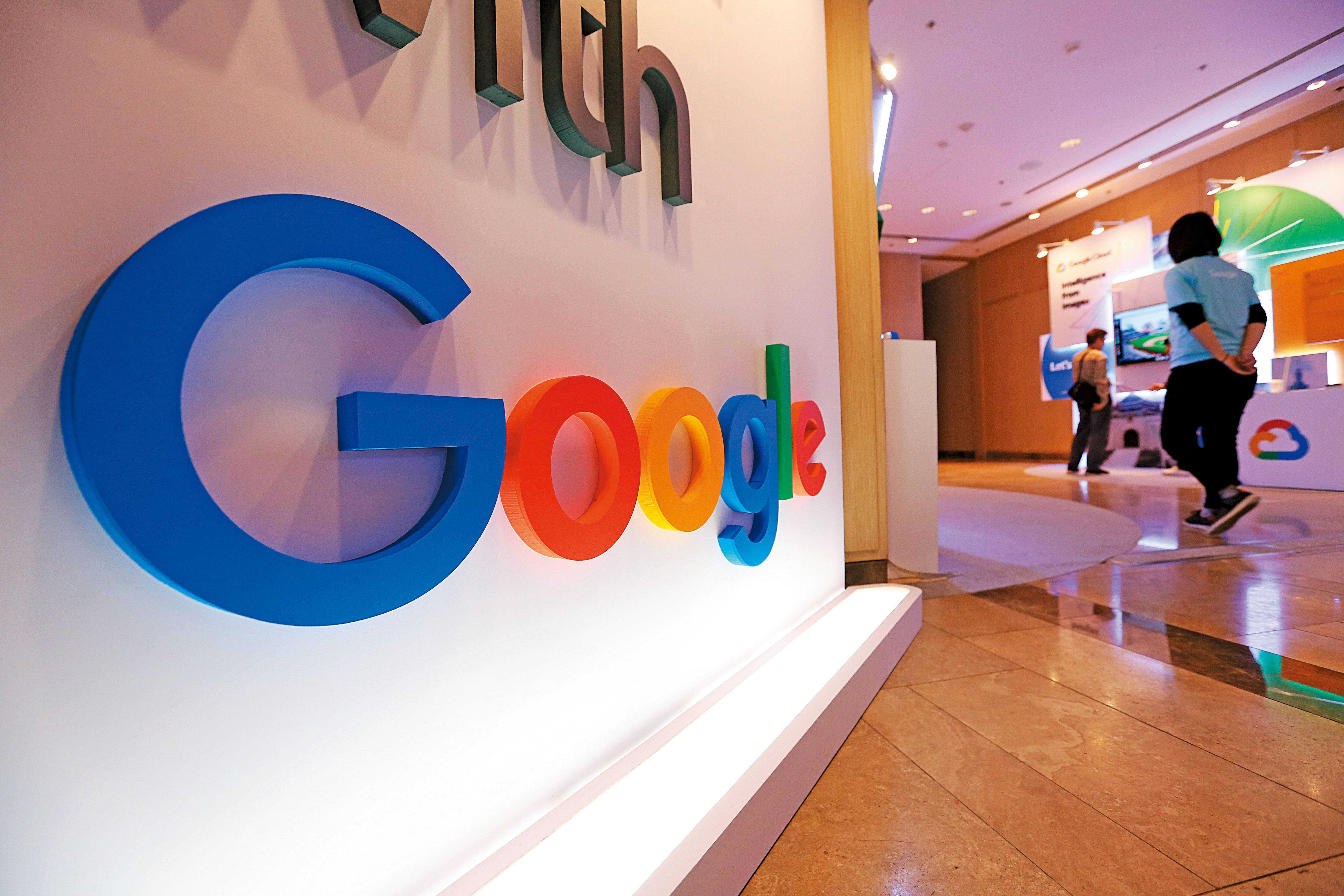 為了滿足企業與消費者的需求，科技巨擘不斷建置資料中心；然而，資料中心耗電量驚人，需透過新的散熱技術降低能耗。