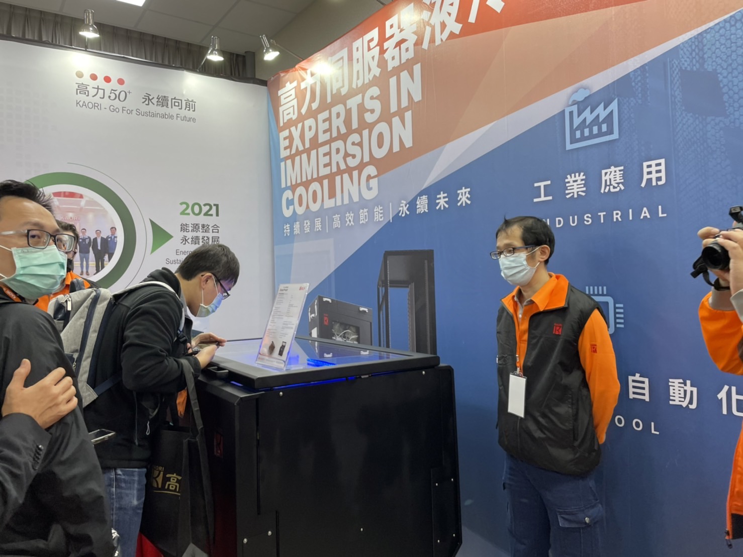 高力董事長韓顯壽將公司多年來累積的熱處理相關技術，應用到資料中心散熱市場，一舉拿下阿里巴巴訂單。