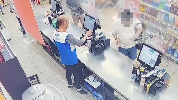 劉姓男子偷東西不付錢還嗆店員。（翻攝畫面）