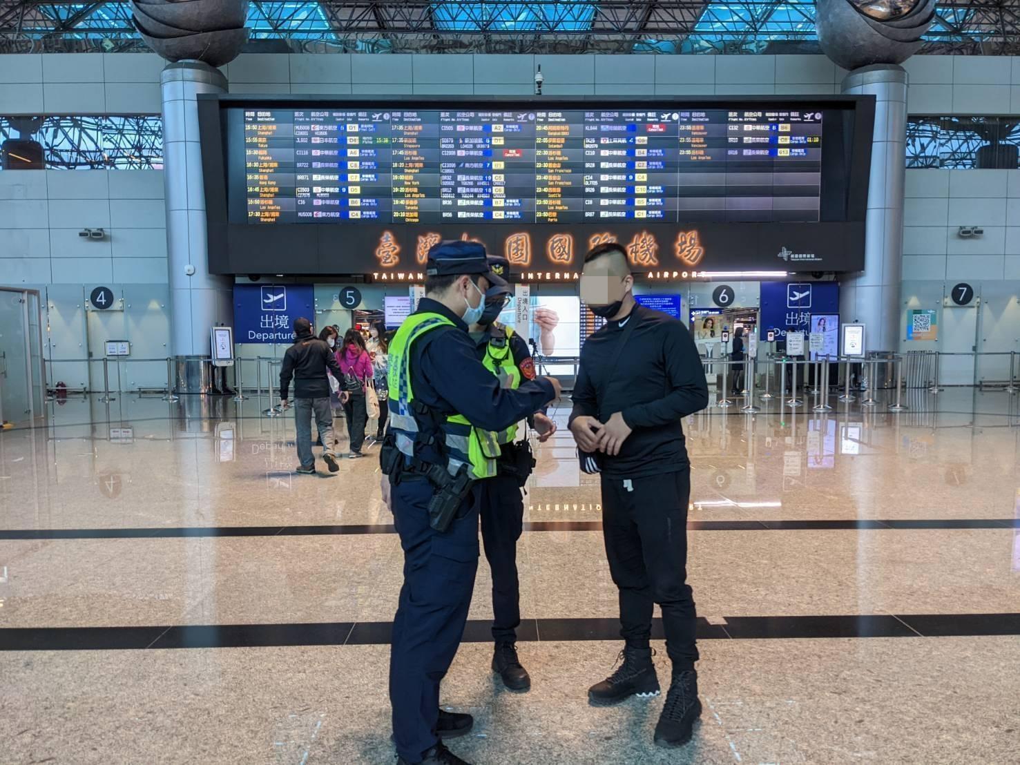 警員加強機場巡邏。(翻攝畫面)