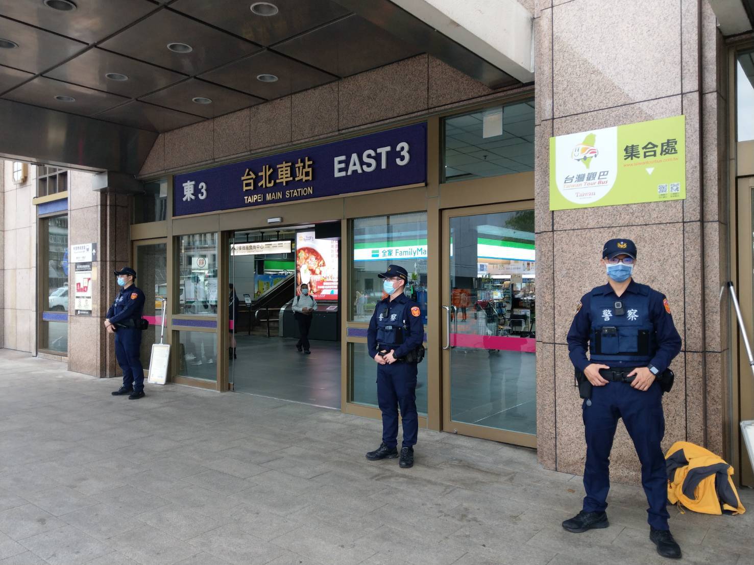 鐵警加強車站巡邏。（翻攝畫面）