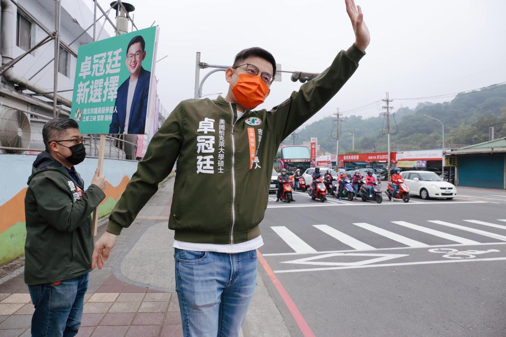 卓冠廷提醒呂家愷,侯友宜市長在新北市議會也有反質詢的表現。(翻攝自卓冠廷臉書)