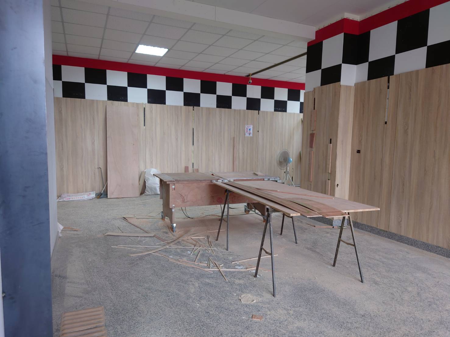 興大校長薛富盛為了超級EMBA，向校務基金借款1,200萬，蓋一間超級豪華教室，現在正在裝潢當中。