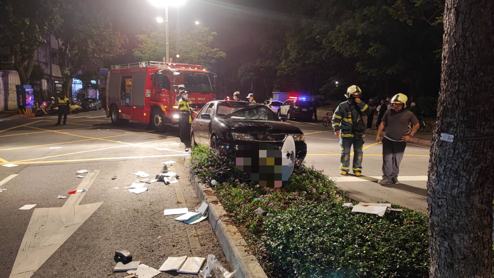 昨晚間在北市士東路發生一起飆車事故。造成一名婦人當場死亡。（翻攝畫面）