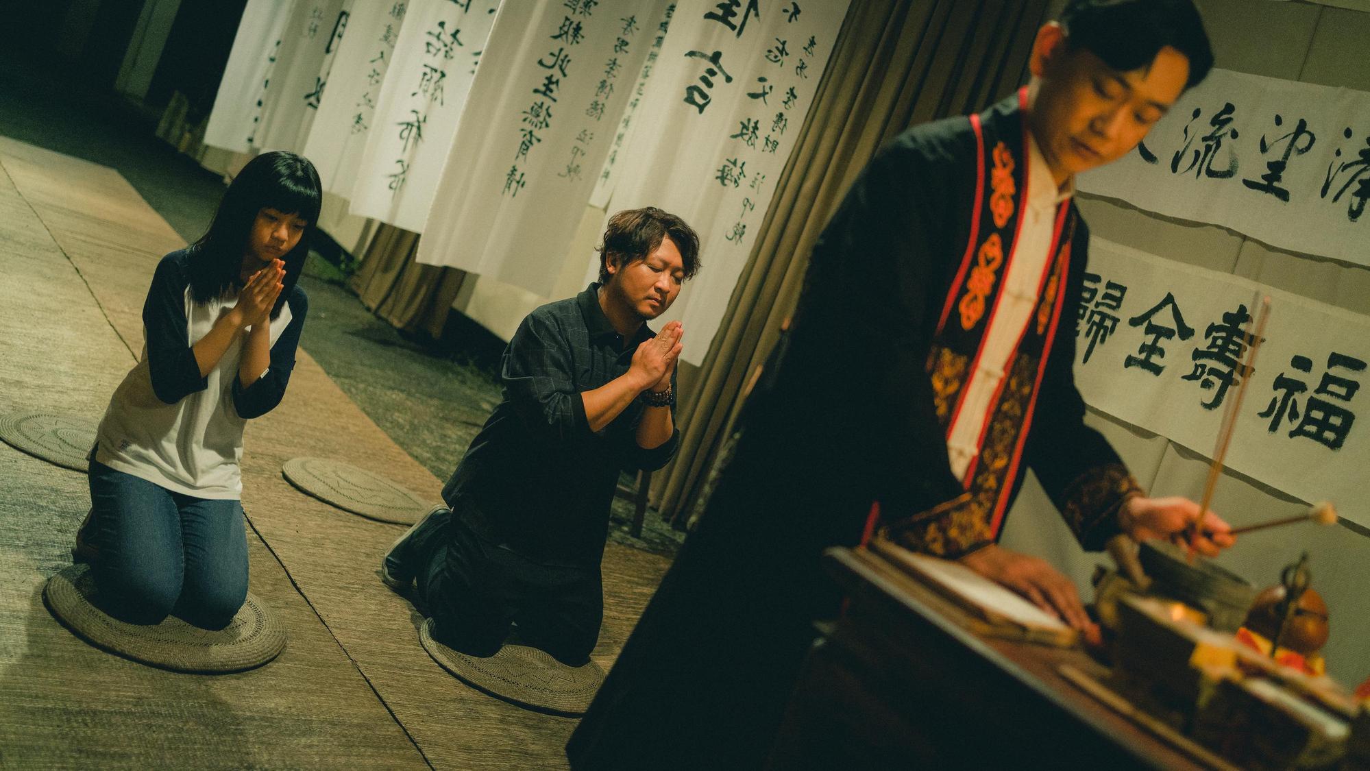陳家逵為了演出道士，還特別學習祭拜儀式、打手印。（皮諾丘電影提供）
