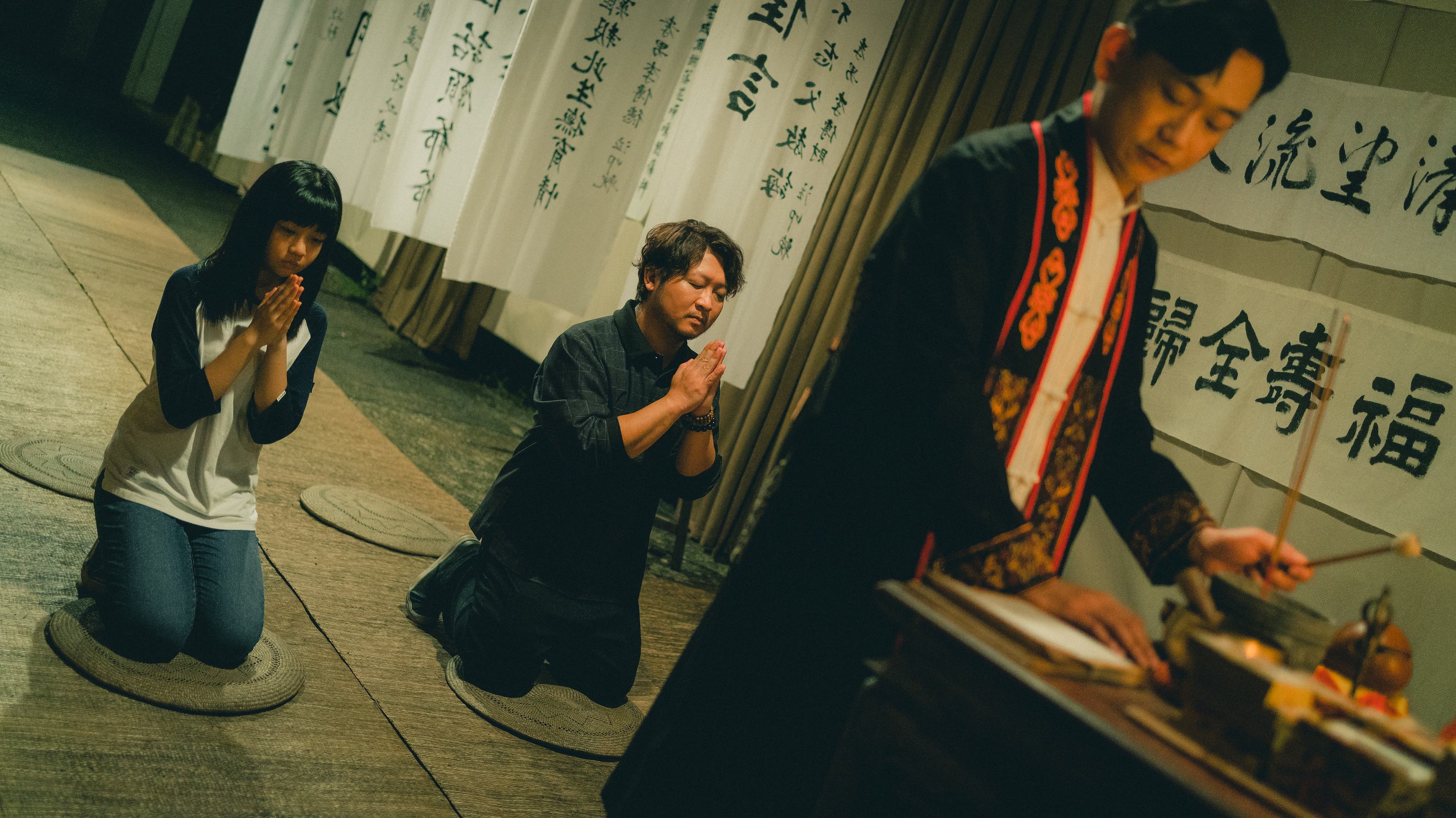 陳家逵為了演出道士，還特別學習祭拜儀式、打手印。（皮諾丘電影提供）