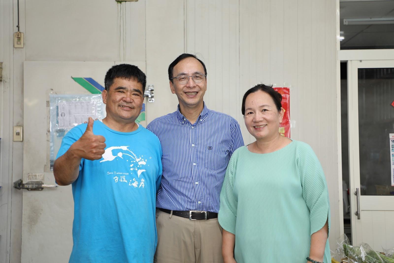 國民黨主席朱立倫(中)和同舟計畫入黨的夥伴合照。(國民黨提供)