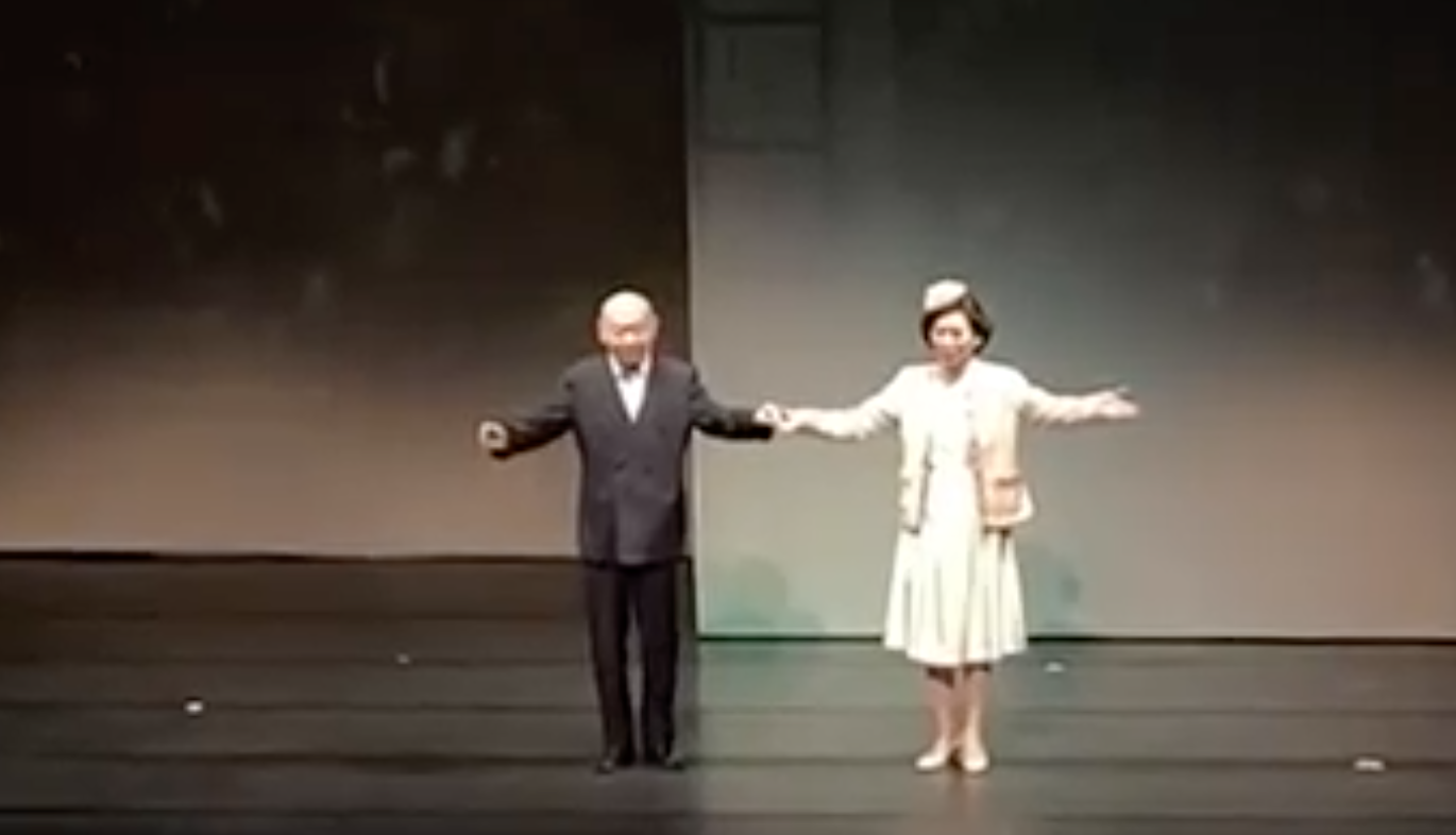 梁志民導演用手機記錄顧寶明演出《接送情》的這一幕,竟是他人生的最後一次舞台謝幕。(截圖自梁志民導演臉書)