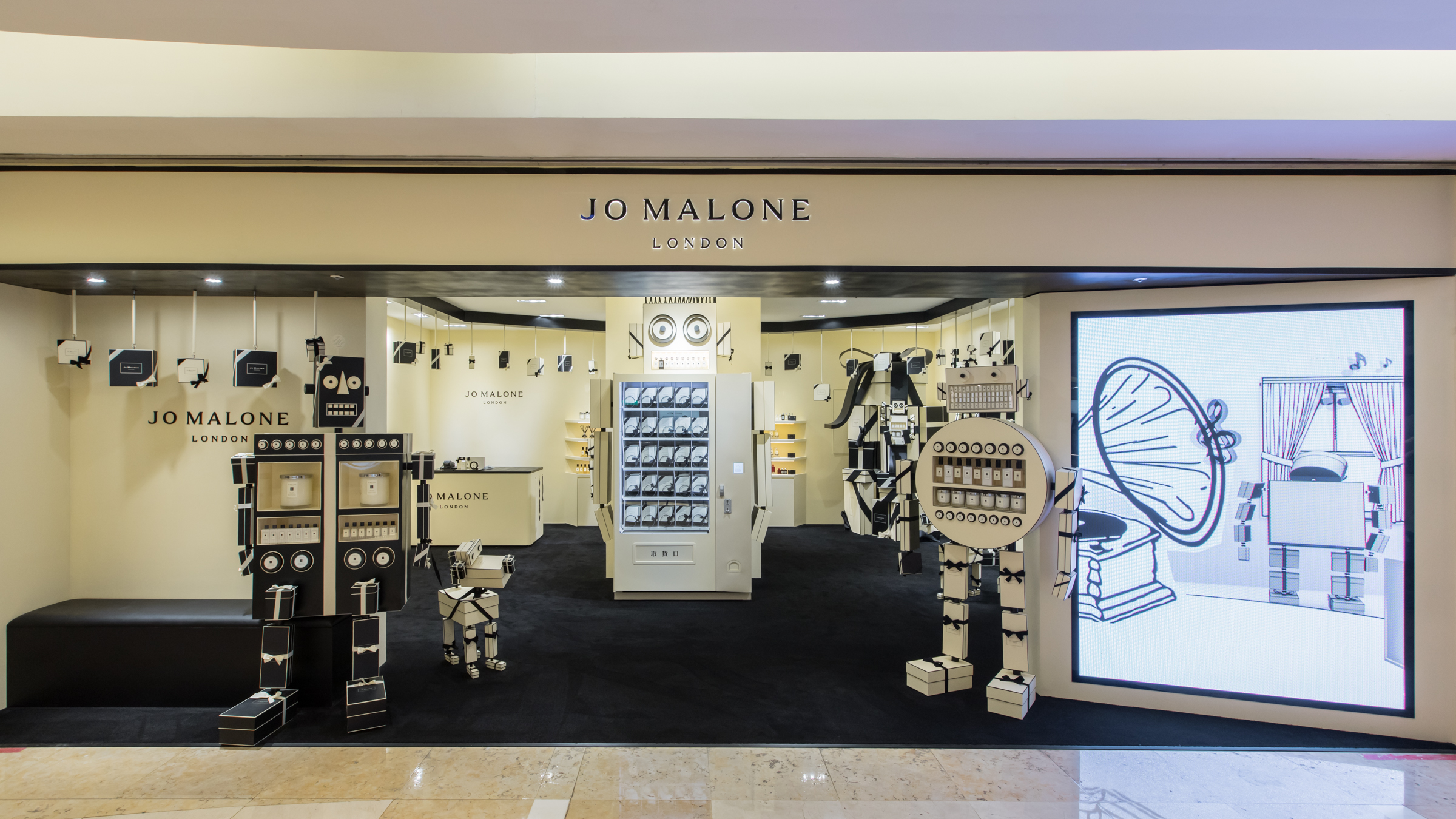 JoBots禮物概念店現身台中新光三越，至6月底止。（Jo Malone London提供）