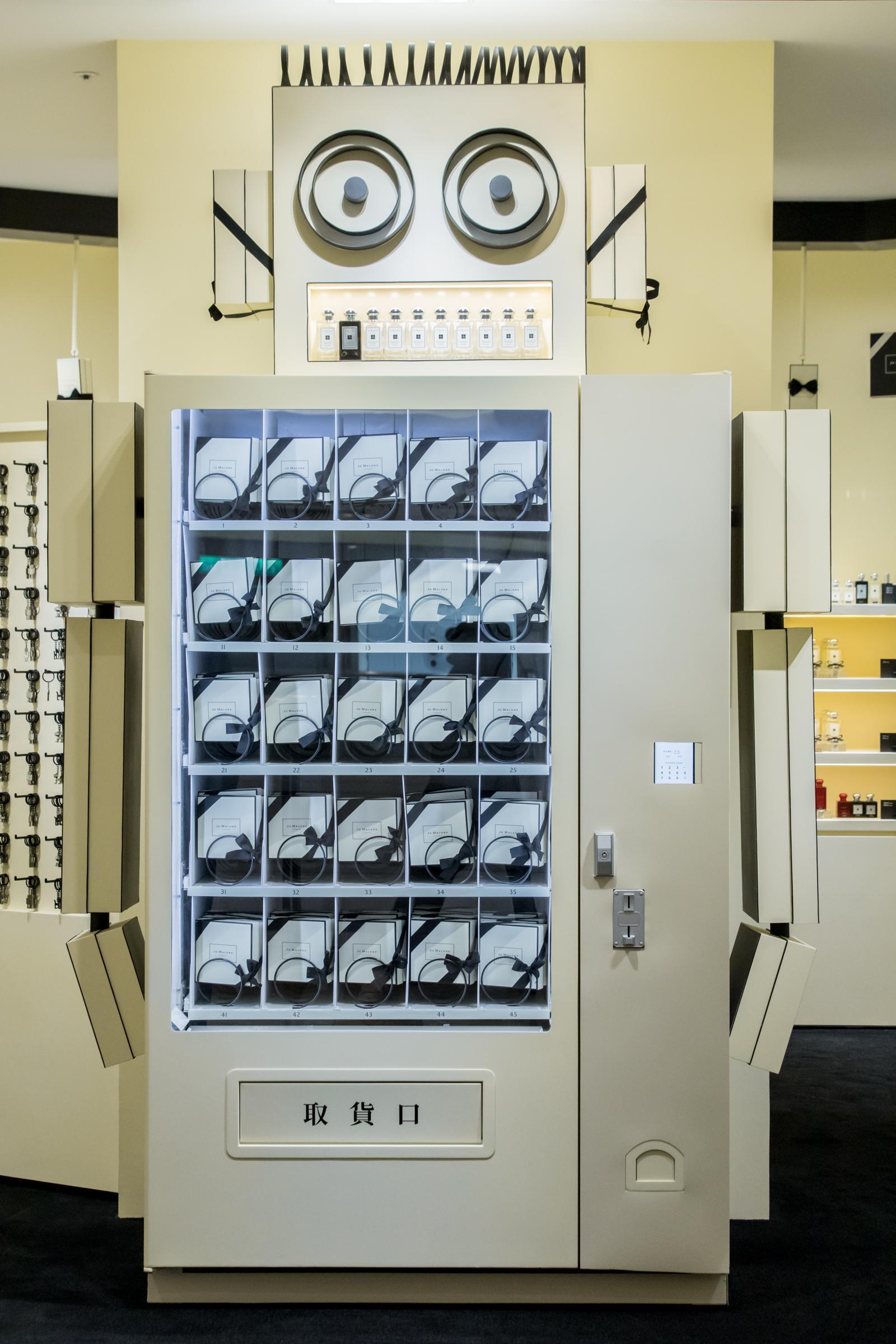 JoBots禮物概念店有大型JoBots機器人造型禮物販賣機，投下代幣就可以擁有品牌精心準備的禮物。（Jo Malone London提供）