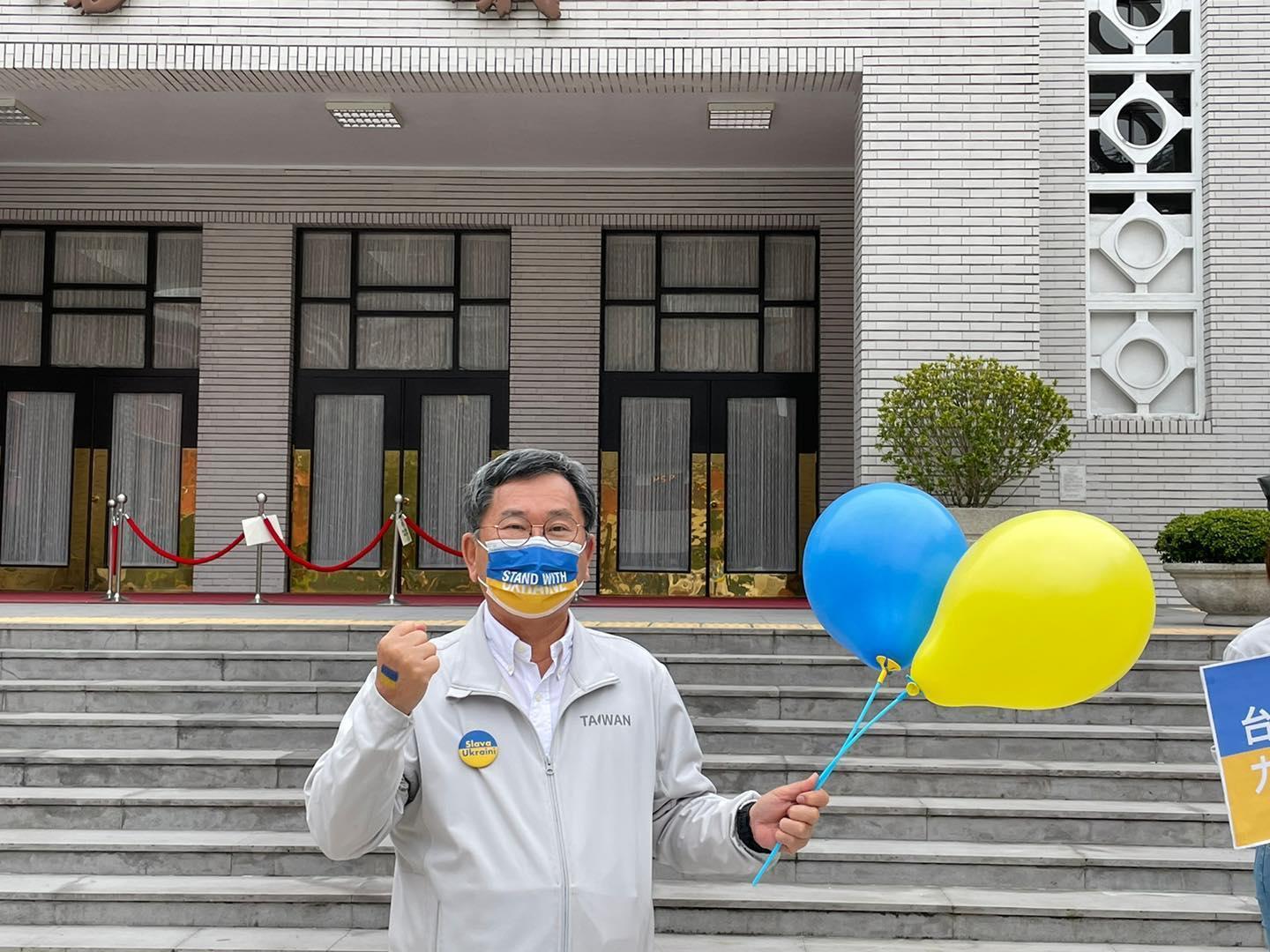 立委陳明文先前和確診的嘉義國小校長出席同場餐會,事後他表示PCR檢測結果為陰性。(翻攝自陳明文臉書)
