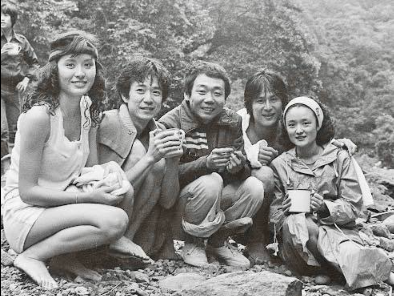 譚艾珍（右）在臉書公開她與好友巴戈（左二）、顧寶明（中）等人的合照。（翻攝譚艾珍臉書）
