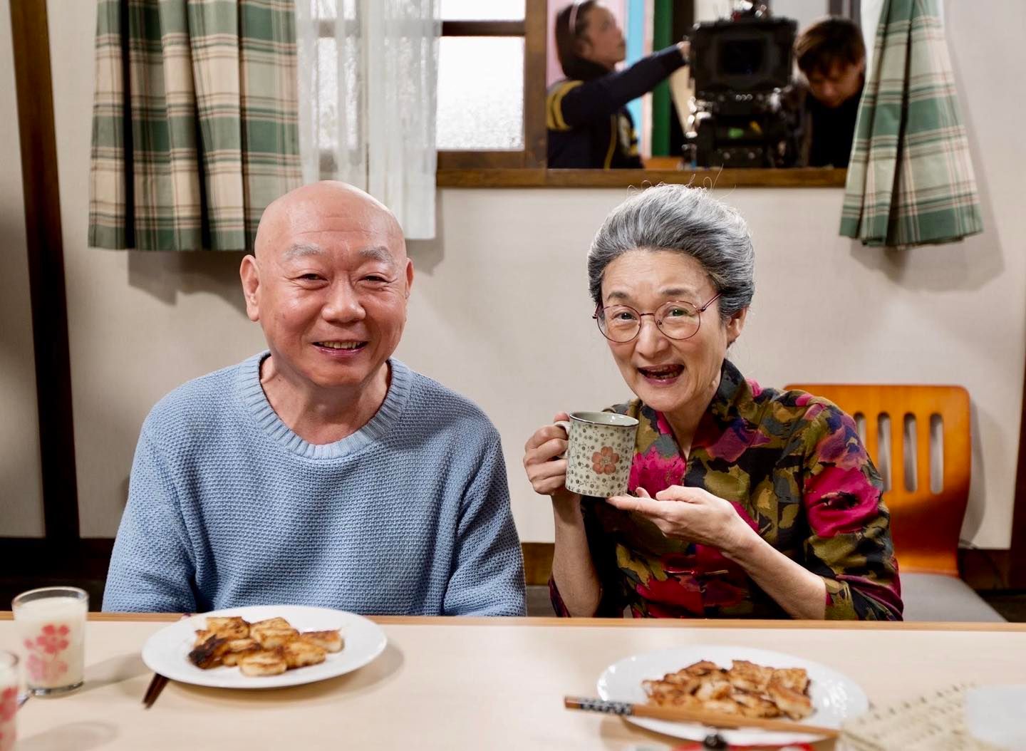 譚艾珍臉書發文悼念好友顧寶明，圖為他們合作《櫻桃小丸子》真人版的合影。（翻攝譚艾珍臉書）