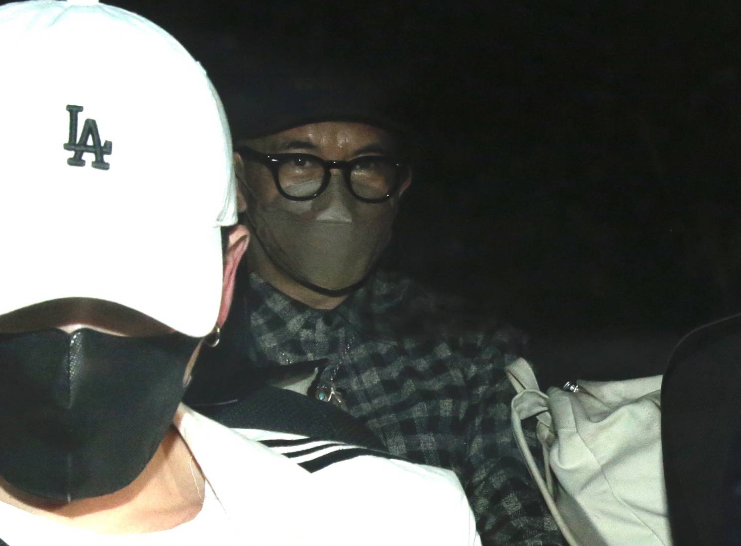 具俊曄終於結束10天隔離，搭上防疫計程車前往老婆大S信義豪宅住處。