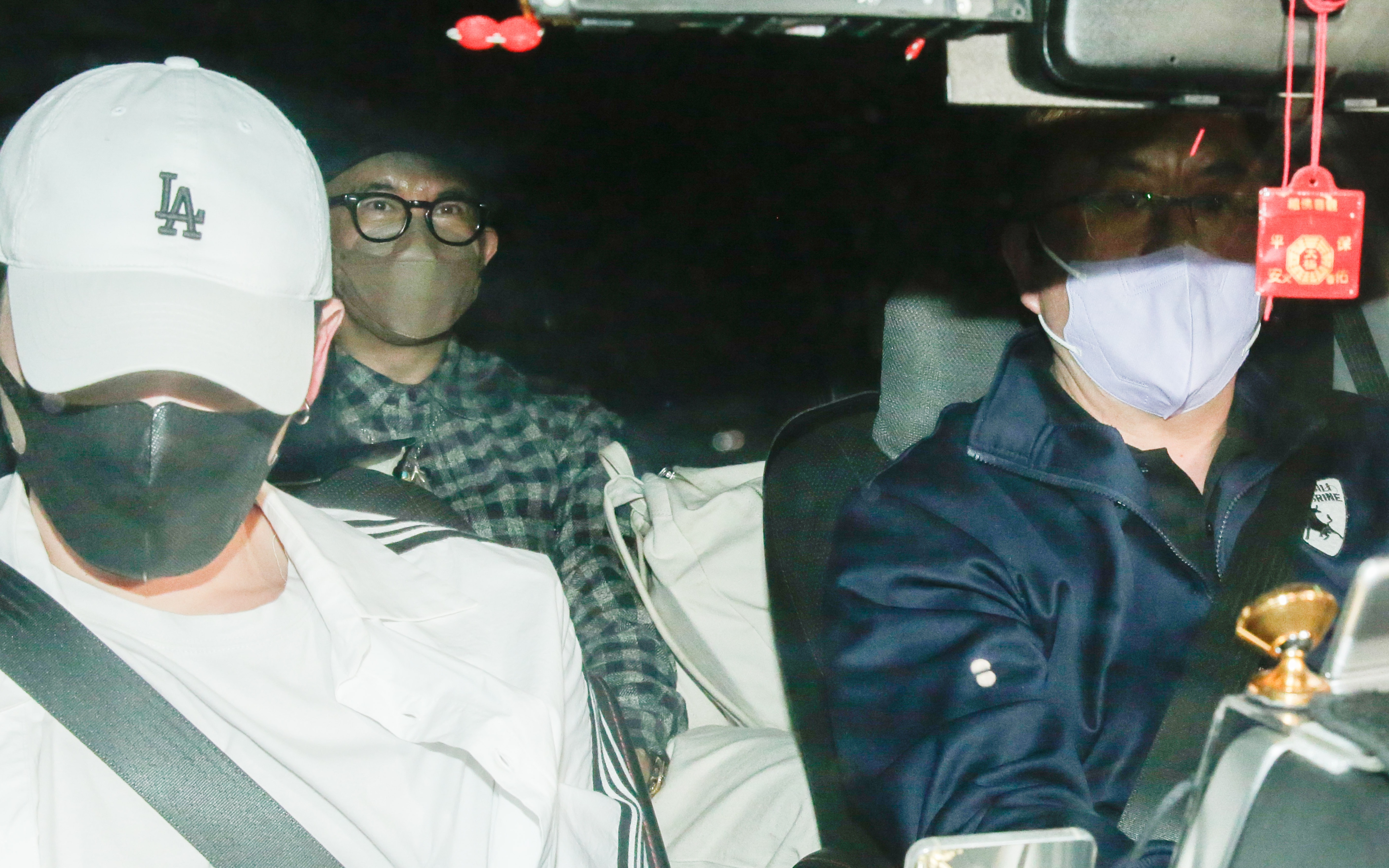 具俊曄乘防疫計程車離開酒店時，親切地向守候的媒體揮手致意。