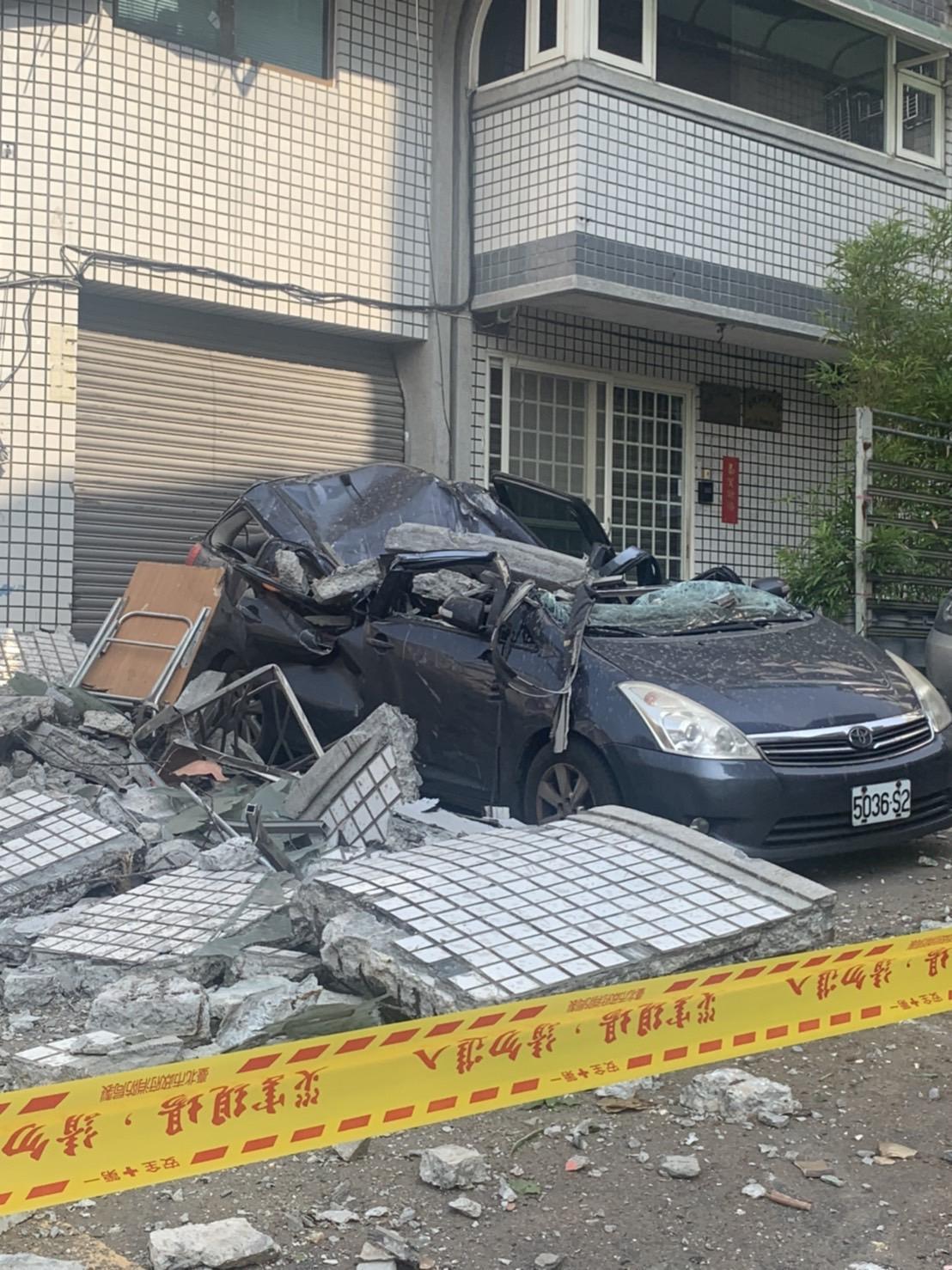 一樓車輛遭砸中損毀。（翻攝畫面）