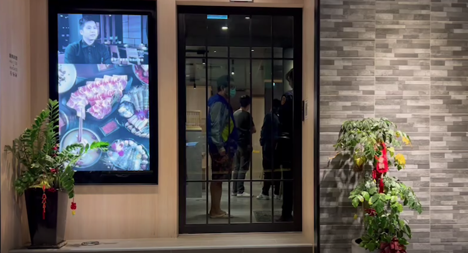 高雄市一家連鎖火鍋店於19日晚間發生槍擊案。（讀者提供）