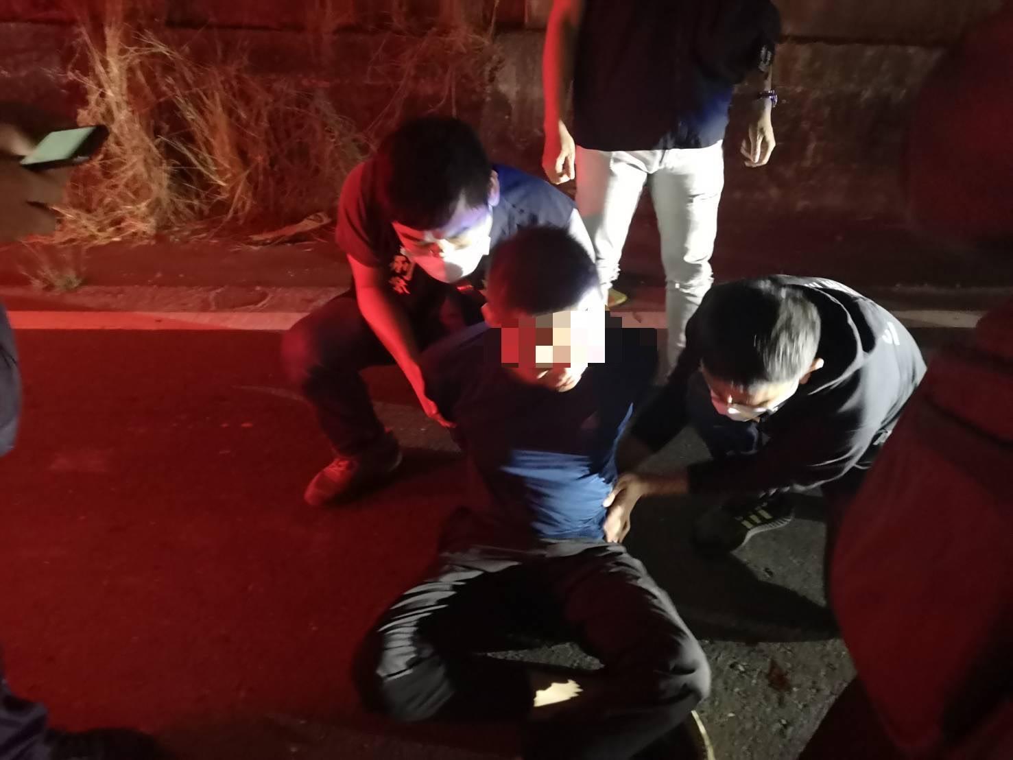 警方在大寮逮捕行凶的許姓男子。(翻攝畫面)