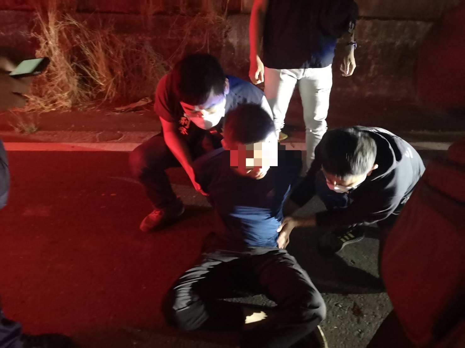 警方在大寮逮捕行凶的許姓男子。（翻攝畫面）