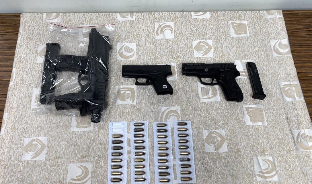 警方許男身上、車上起出獲改造手槍3把、38顆子彈。(翻攝畫面)
