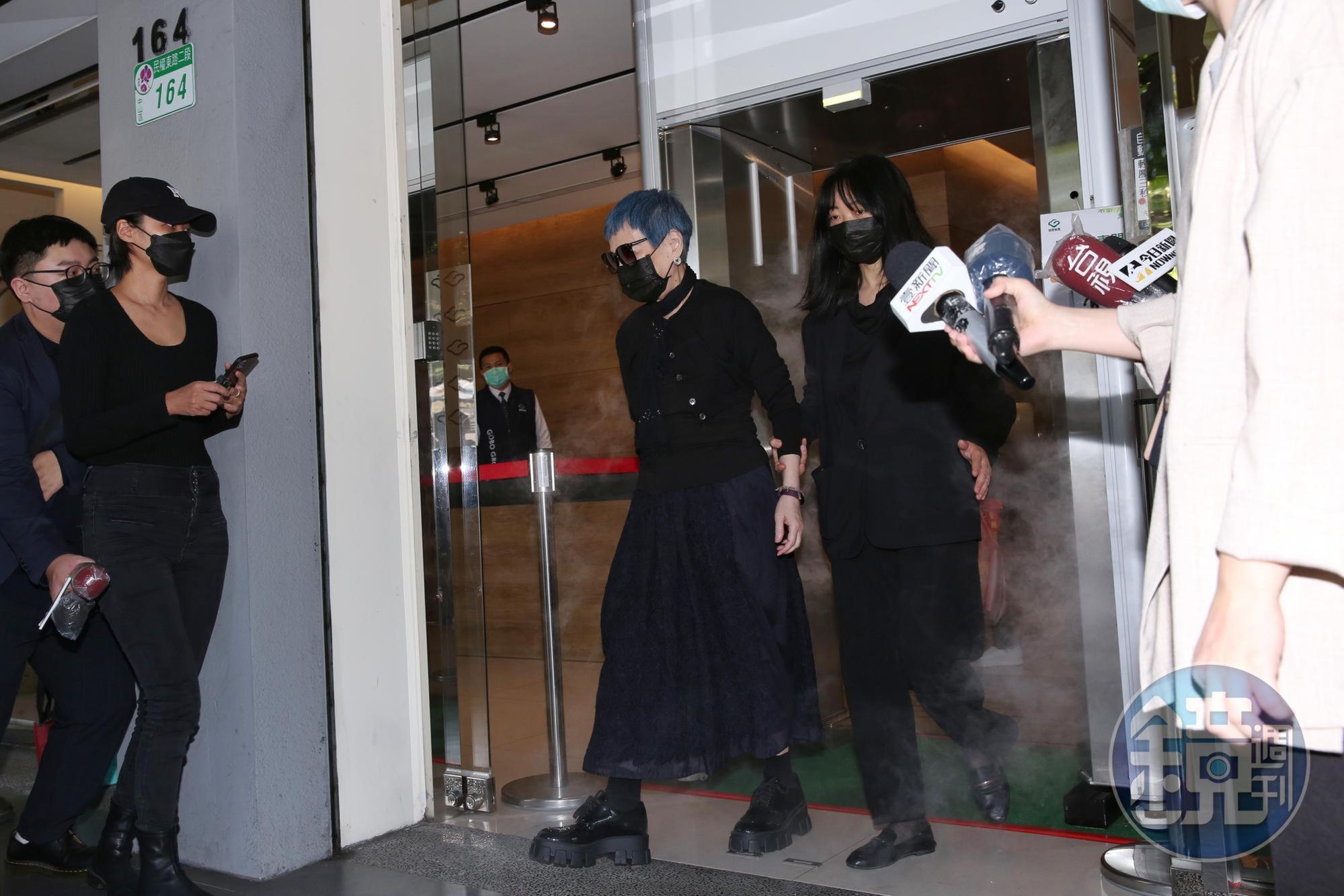 綜藝教母張小燕一早到顧寶明靈堂見老友最後一面,在顧寶明女兒顧乃玠攙扶下離去。
