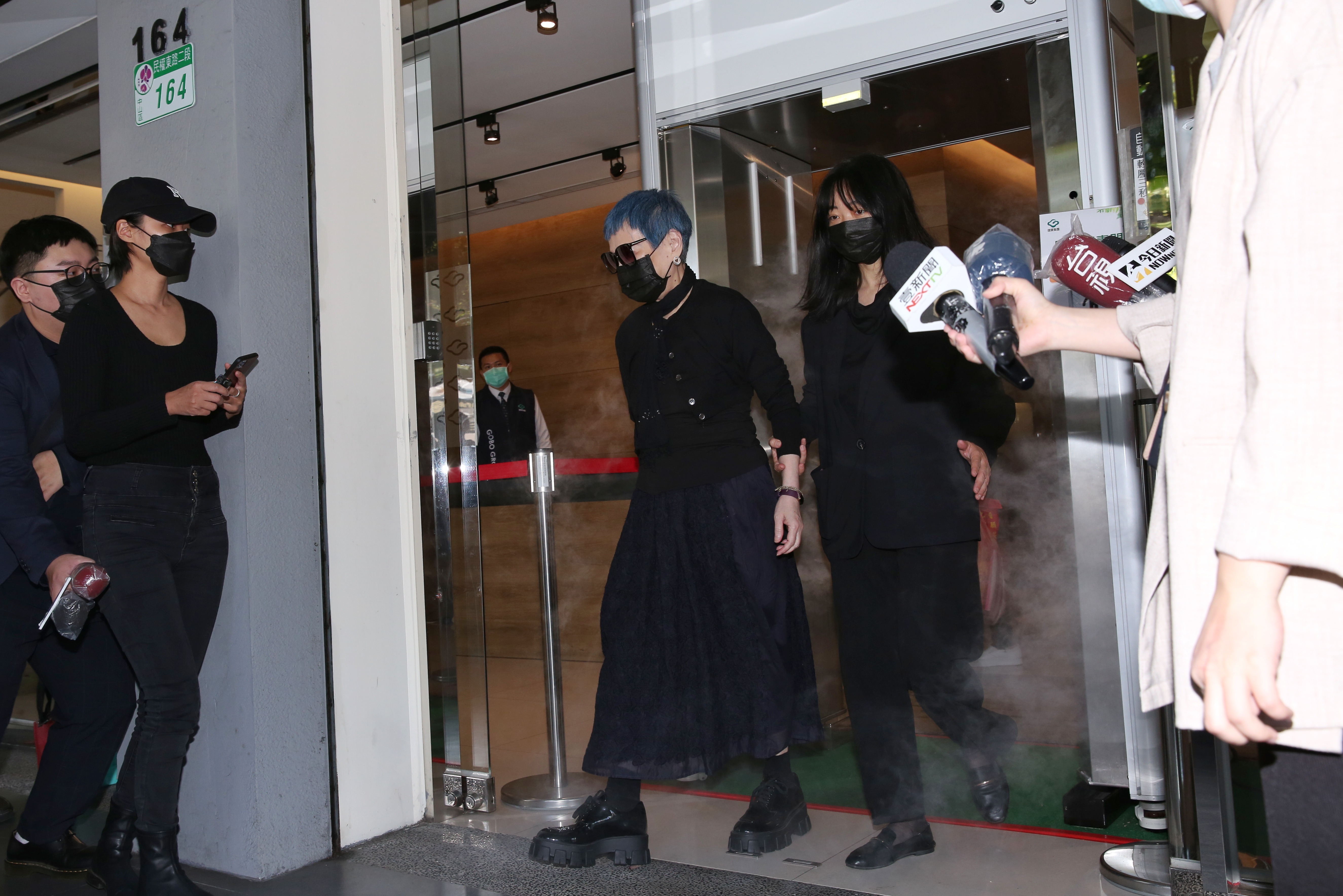 綜藝教母張小燕一早到顧寶明靈堂見老友最後一面，在顧寶明女兒顧乃玠攙扶下離去。