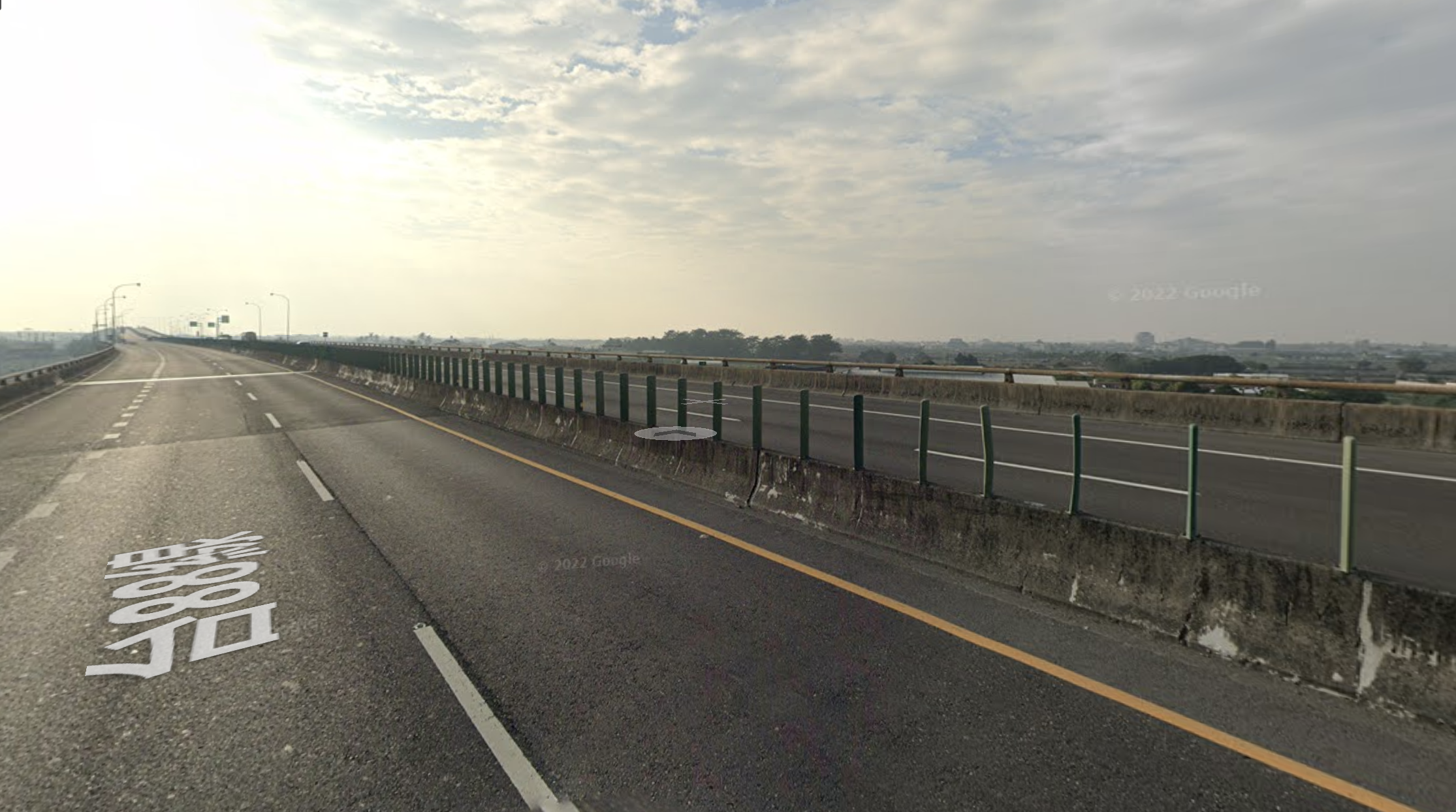 一名女老師從屏東開往高雄中山高中上課時，遭到對向車道飛來的鐵片砸中身亡。（翻攝自Google Maps）