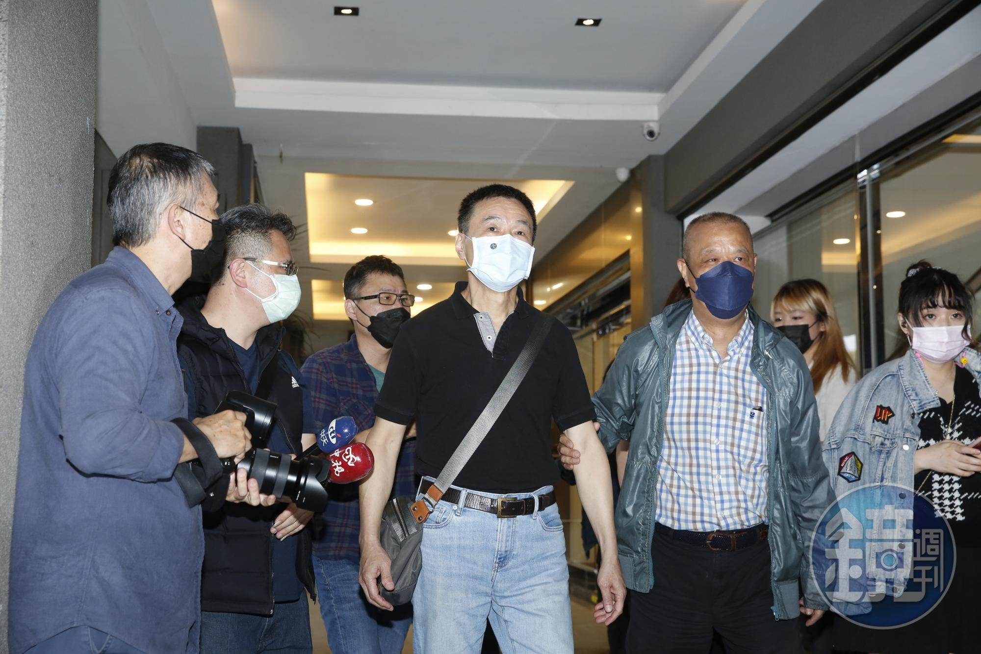 李天柱不捨一連送走多位好友，後來突然悲憤地說「希望大家自求多福。」