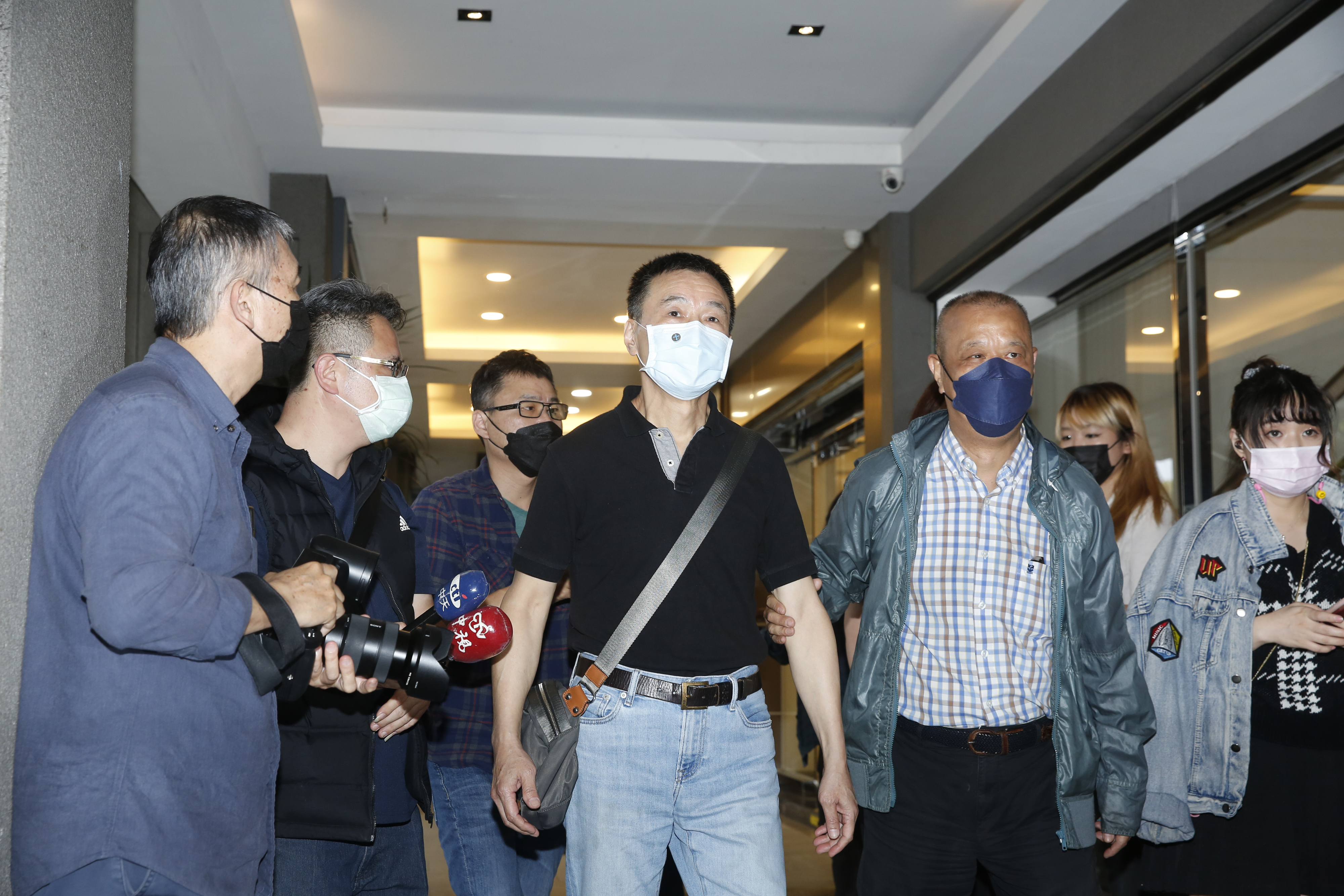 李天柱不捨一連送走多位好友，後來突然悲憤地說「希望大家自求多福。」