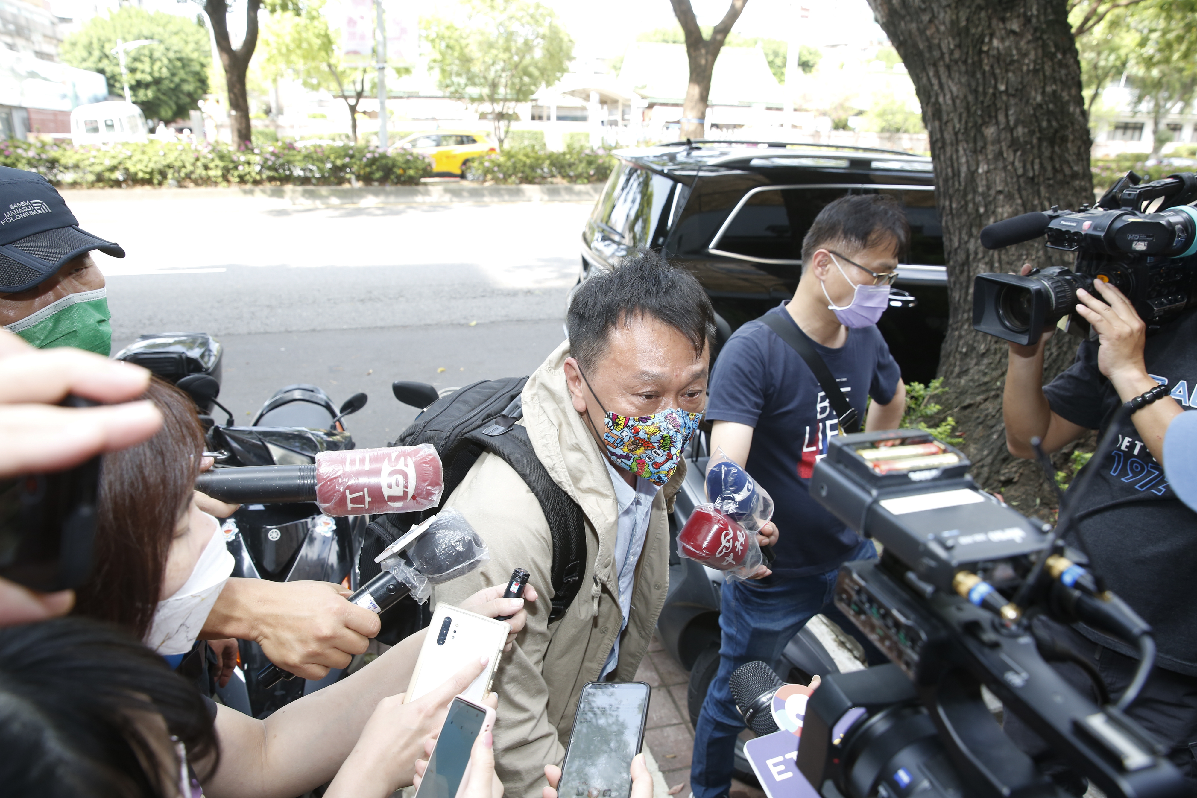 游安順表示從高雄回到台北直赴顧寶明靈堂，連行李箱都來不及先放回家。