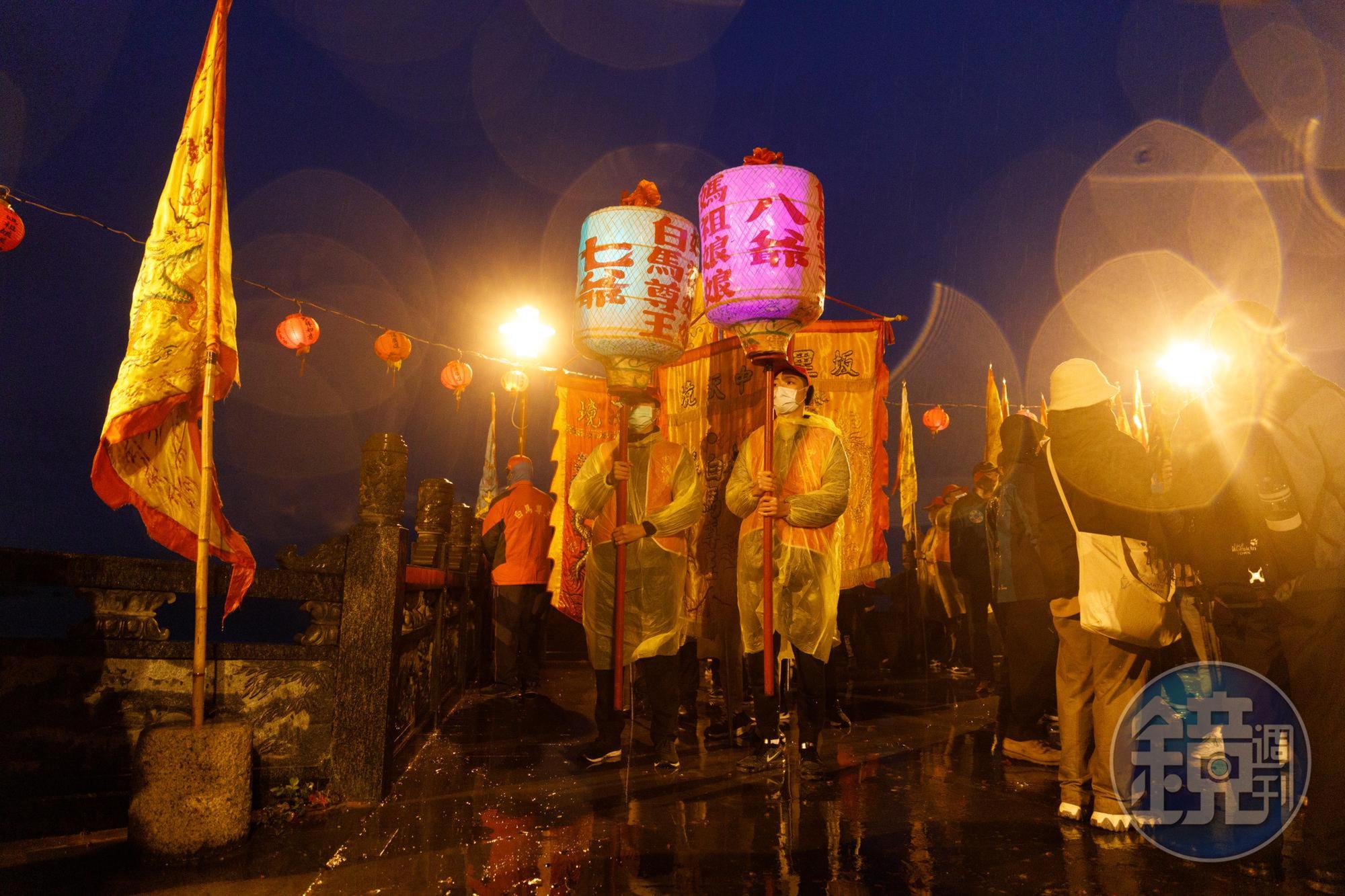 請香迎神的隊伍和信眾們,即便淋著雨也堅持走完全程。