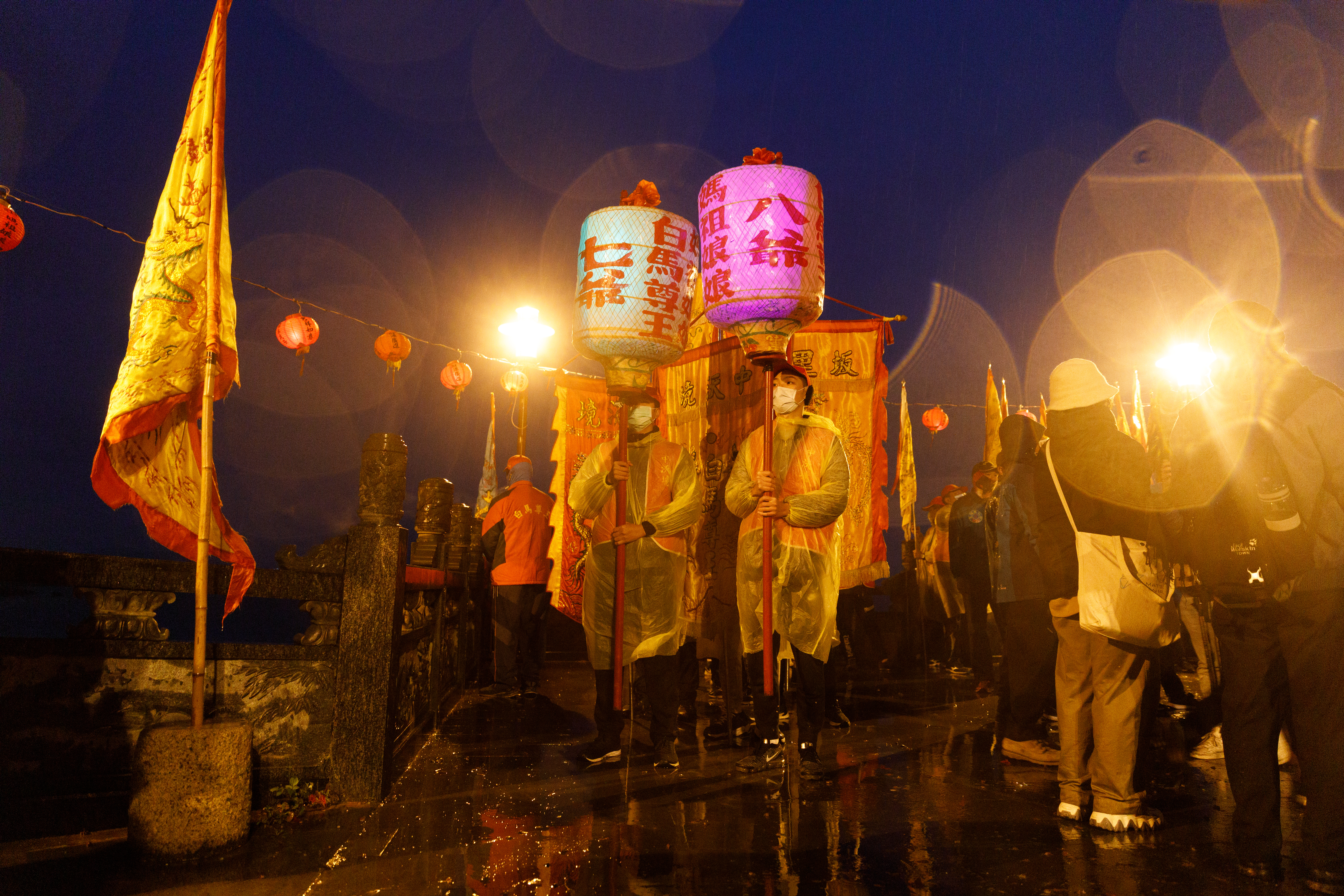 請香迎神的隊伍和信眾們，即便淋著雨也堅持走完全程。