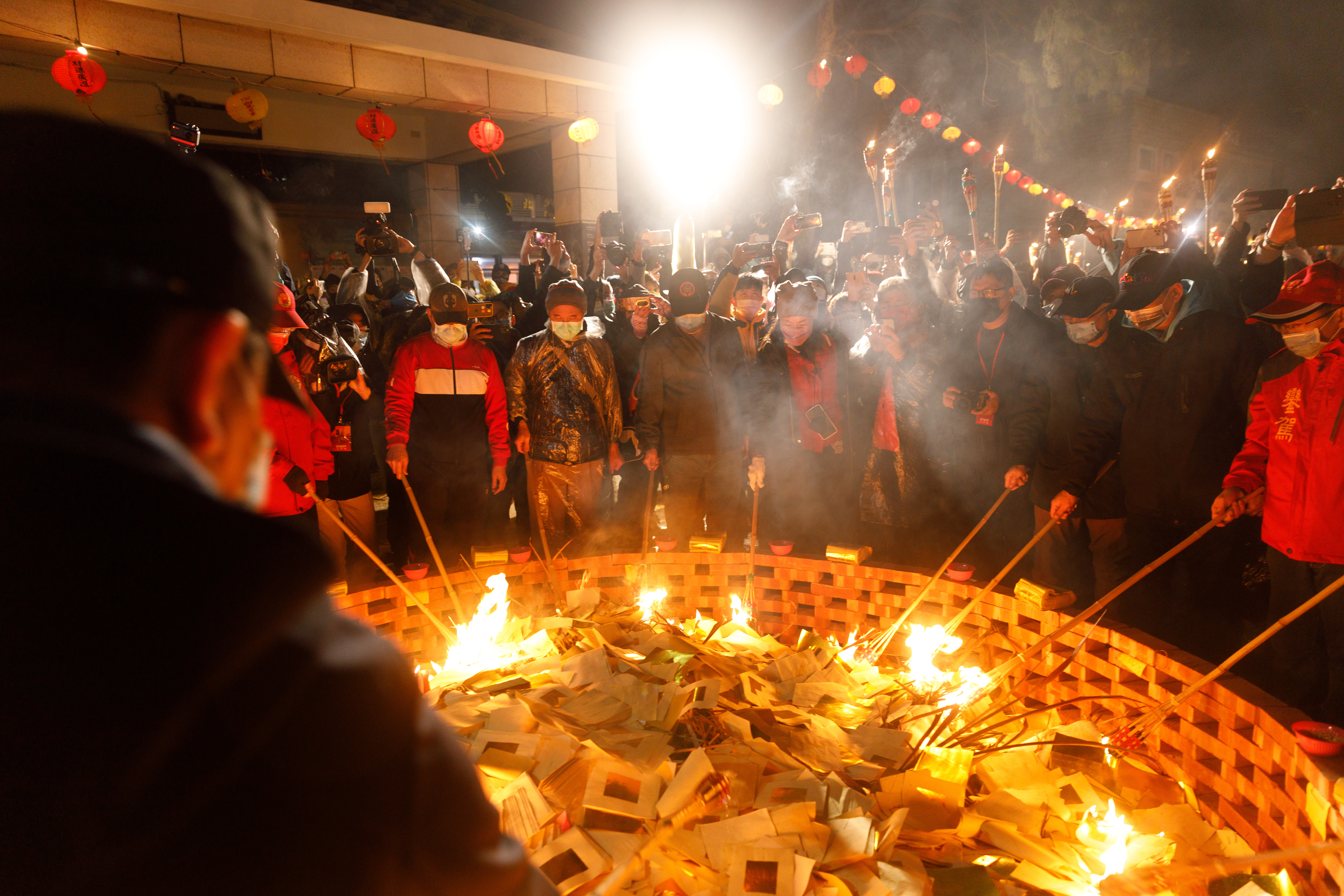 近年為讓外來旅客更了解擺暝活動，坂里村開放讓旅客參與燒馬糧儀式。