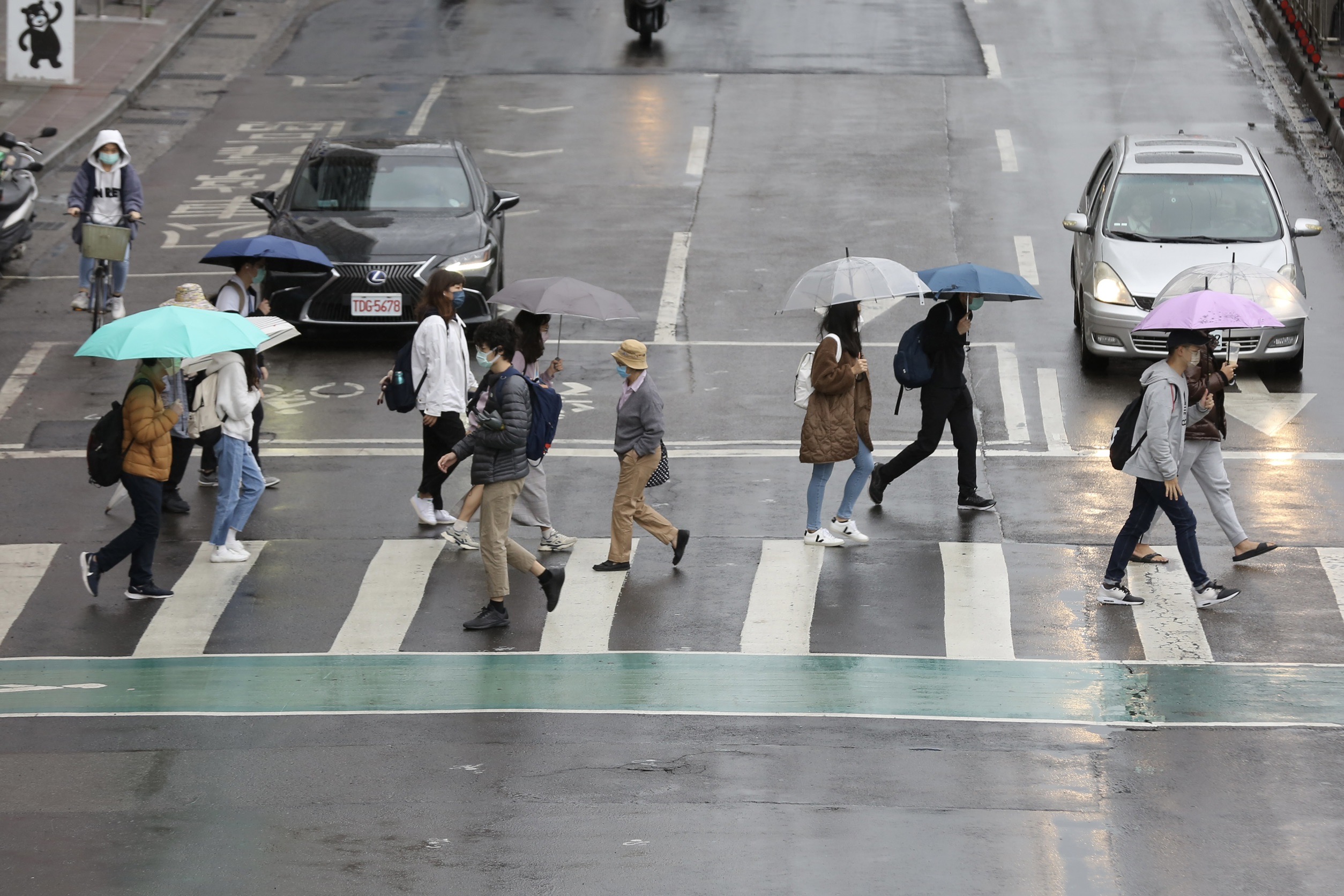 今日天氣突變，全台氣溫略降、零星陣雨。（示意圖，本刊資料照）