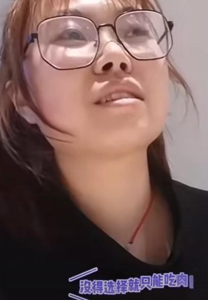 河南鄭州一名王姓上班族被迫在火鍋店裡隔離3天,第3天直呼吃不動了。(翻攝自微博)