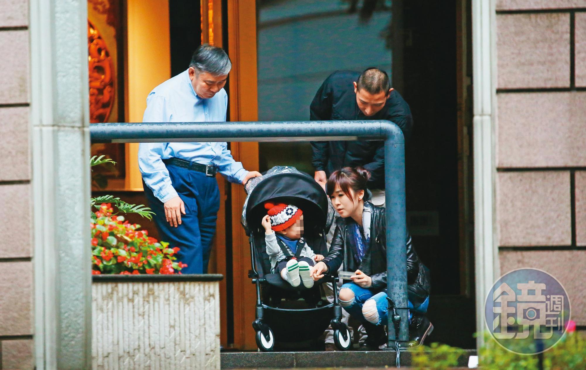 王文洋現與女兒王思涵及外孫同住。（資料照）