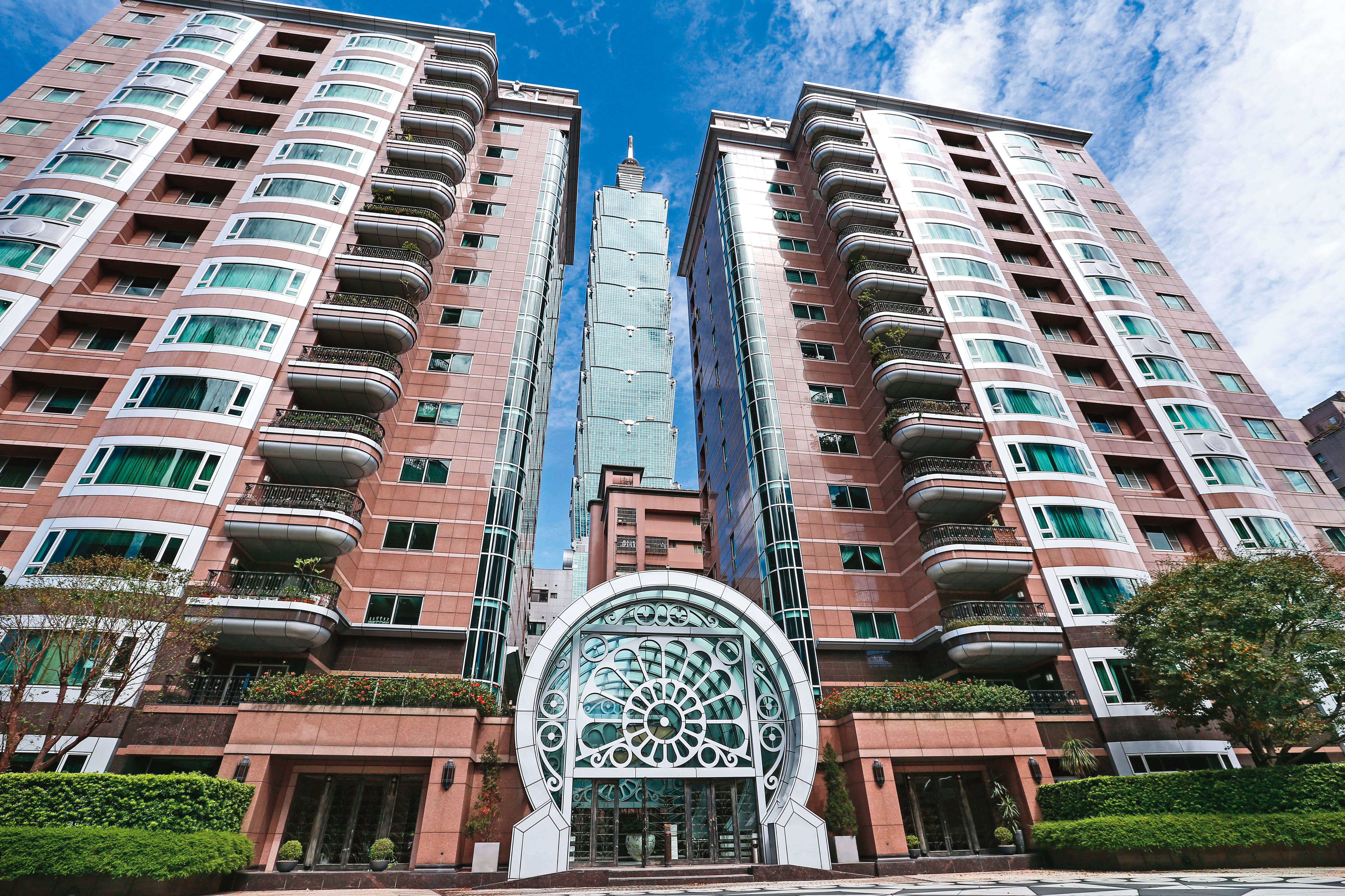 信義之星是吉美建設豪宅代表作，歌手阿妹、克緹董事長陳武剛等名人都曾是住戶。