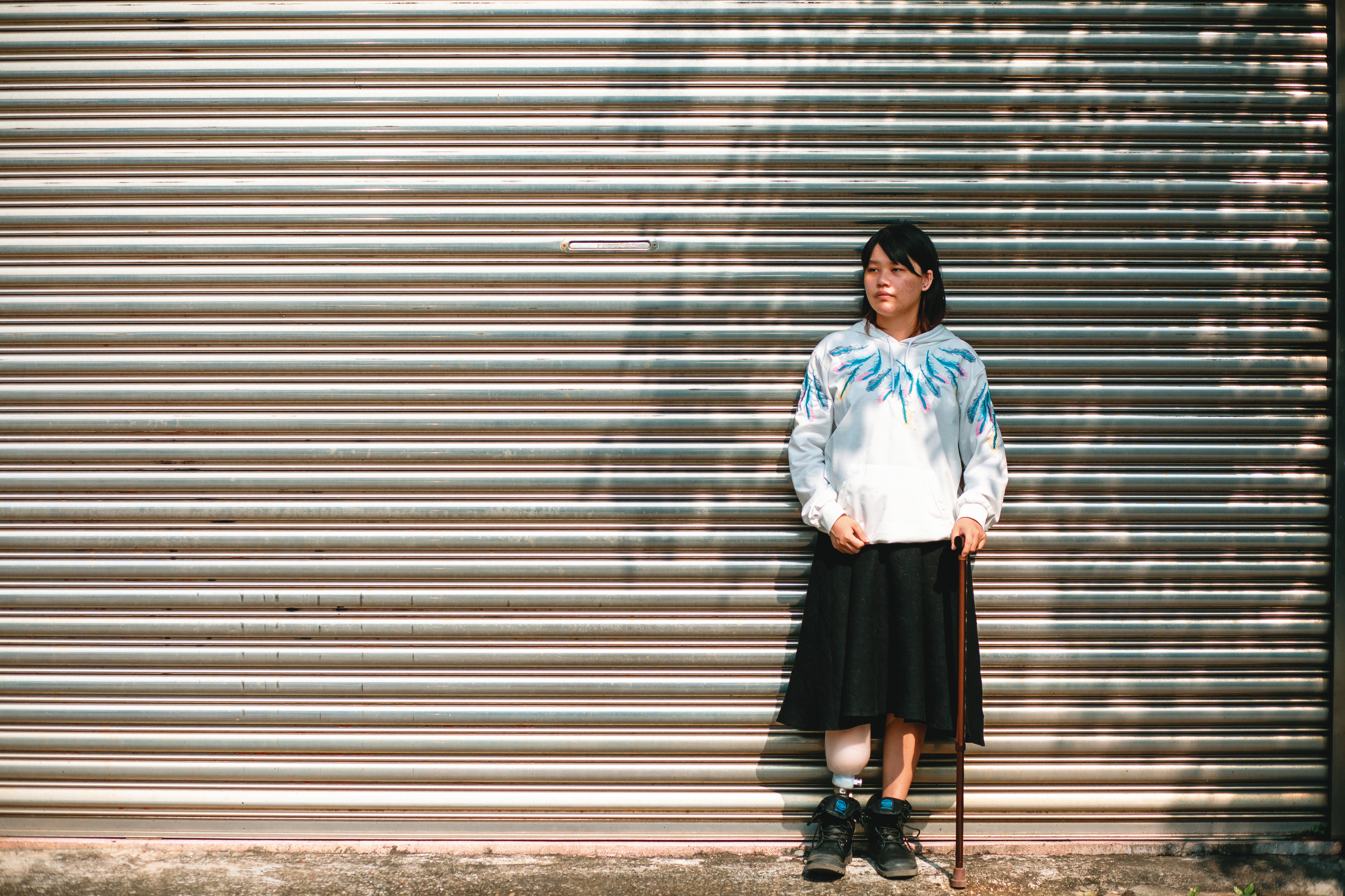 第2次見面,小熙脫下口罩受訪。她漸漸習慣義肢,能用拐杖行走。