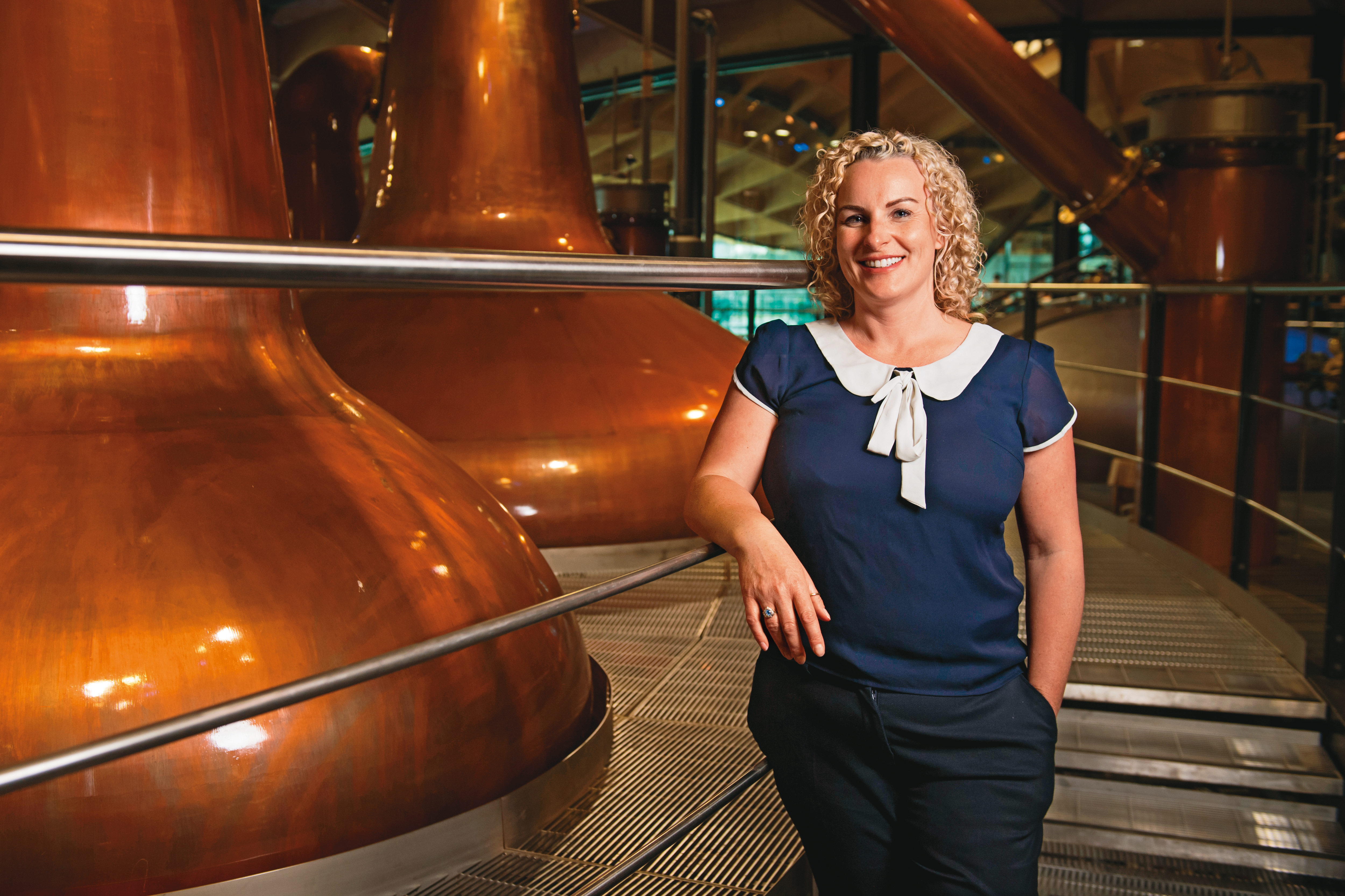 莎拉．柏格斯在麥卡倫新酒廠的蒸餾器前留影。她的父親與老公都在製作蒸餾器的Forsyth上班。