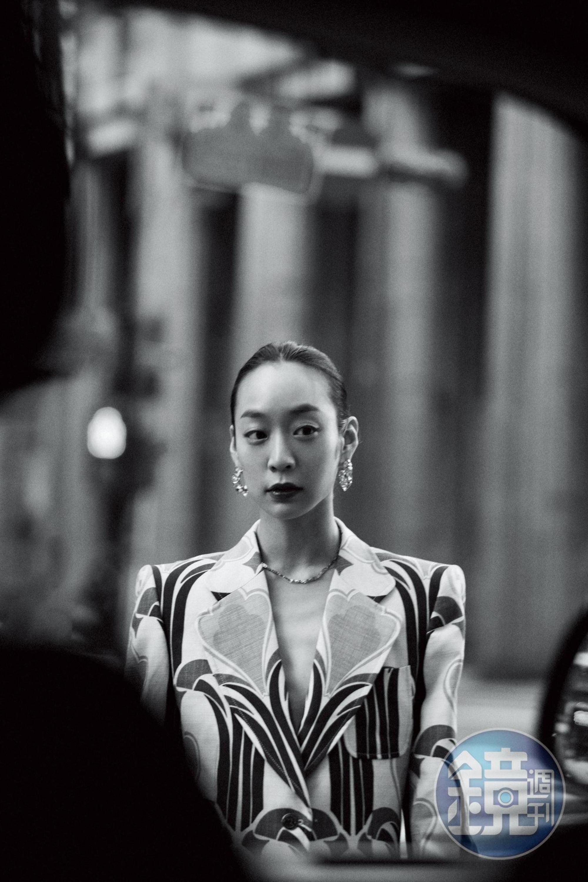鬱金香印花亞麻西裝外套 NT$150,000 by GUCCI／Chroma大圈耳環 NT$10,000 by SWAROVSKI／金色Logo項鍊 NT$30,500 by CELINE