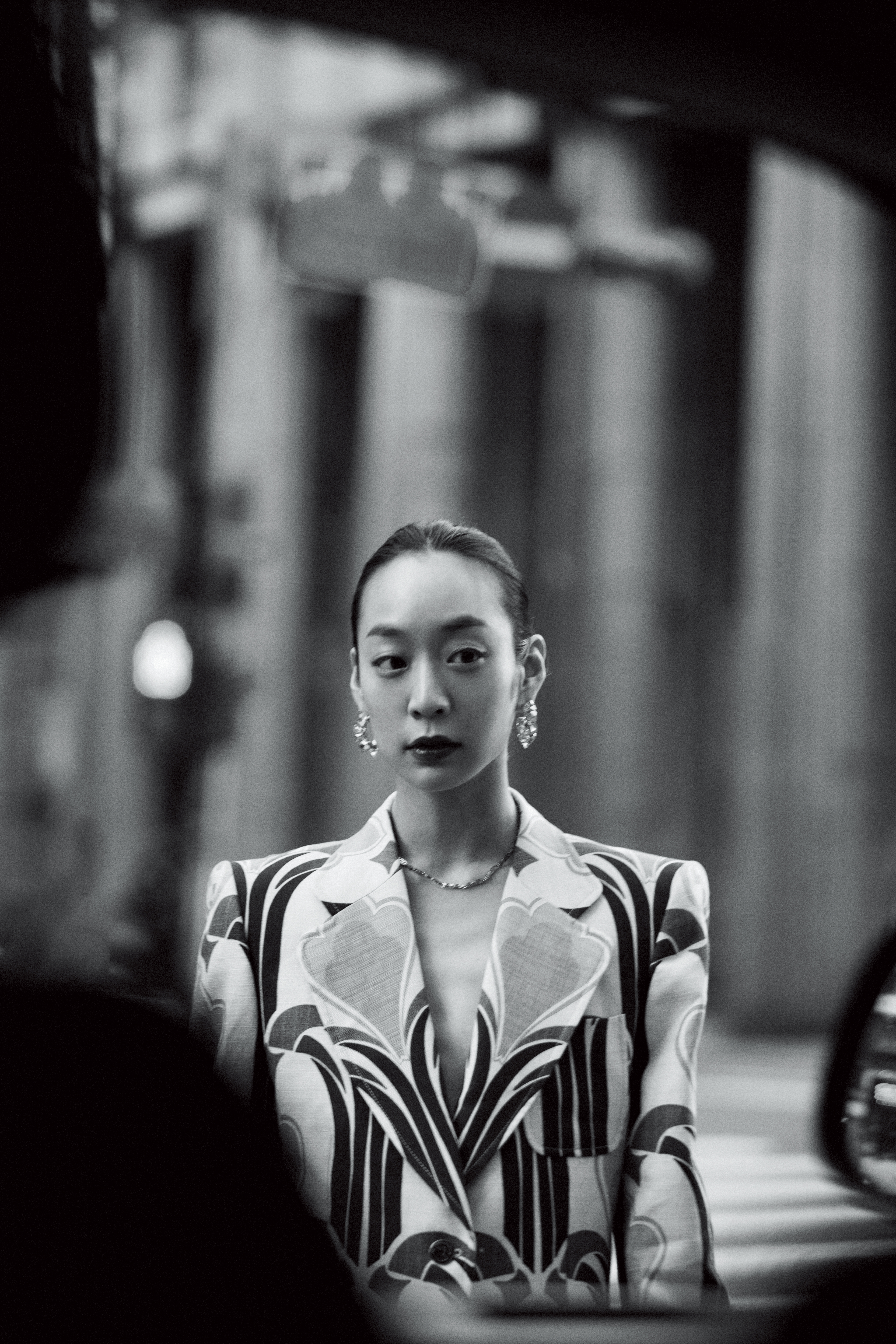 鬱金香印花亞麻西裝外套 NT$150,000 by GUCCI／Chroma大圈耳環 NT$10,000 by SWAROVSKI／金色Logo項鍊 NT$30,500 by CELINE
