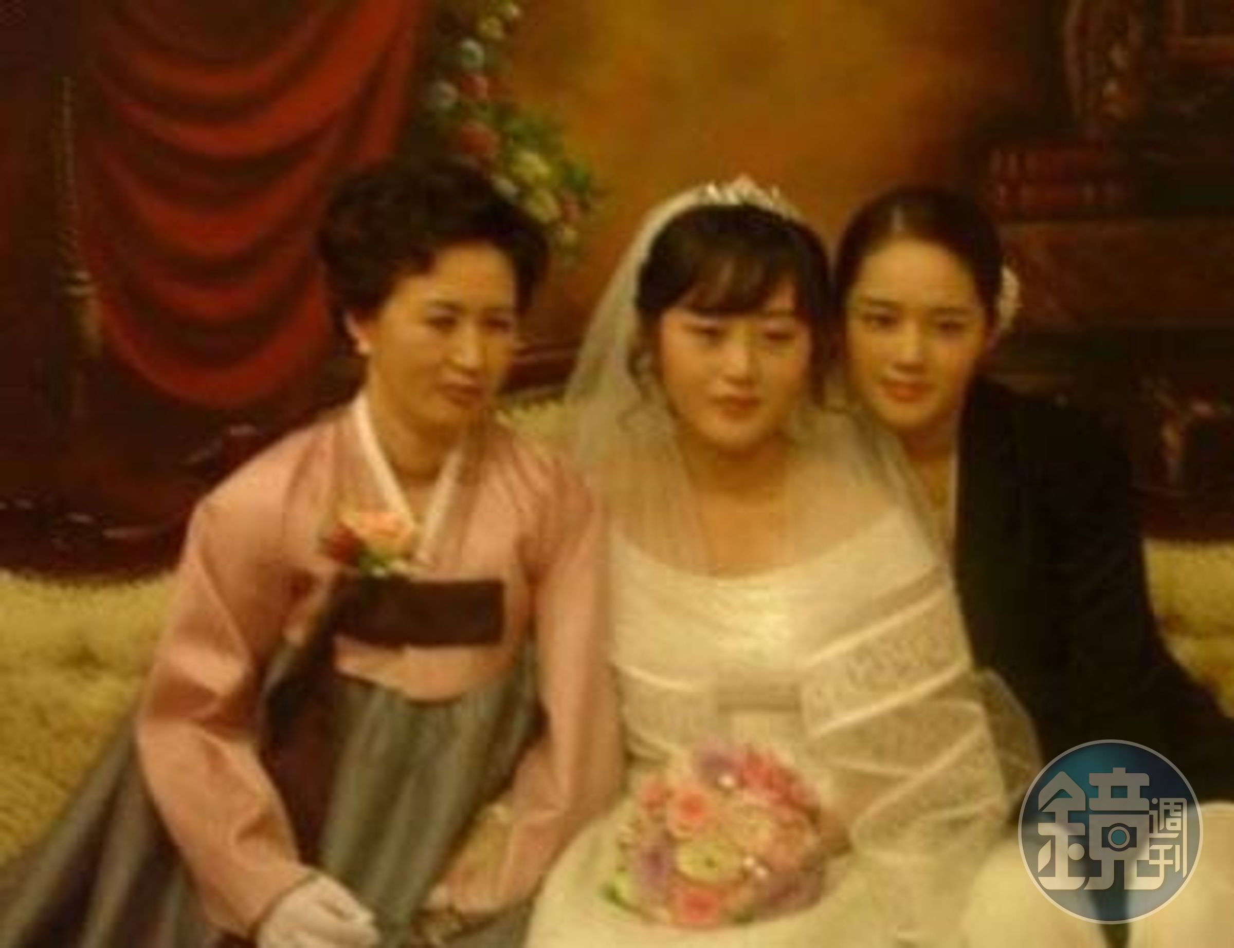 韓佳人的姊姊（中）當年硬是比她早4個月結婚。（翻攝自naver）