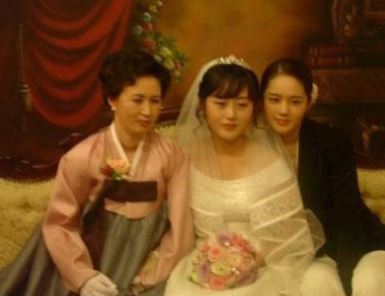 韓佳人的姊姊（中）當年硬是比她早4個月結婚。（翻攝自naver）