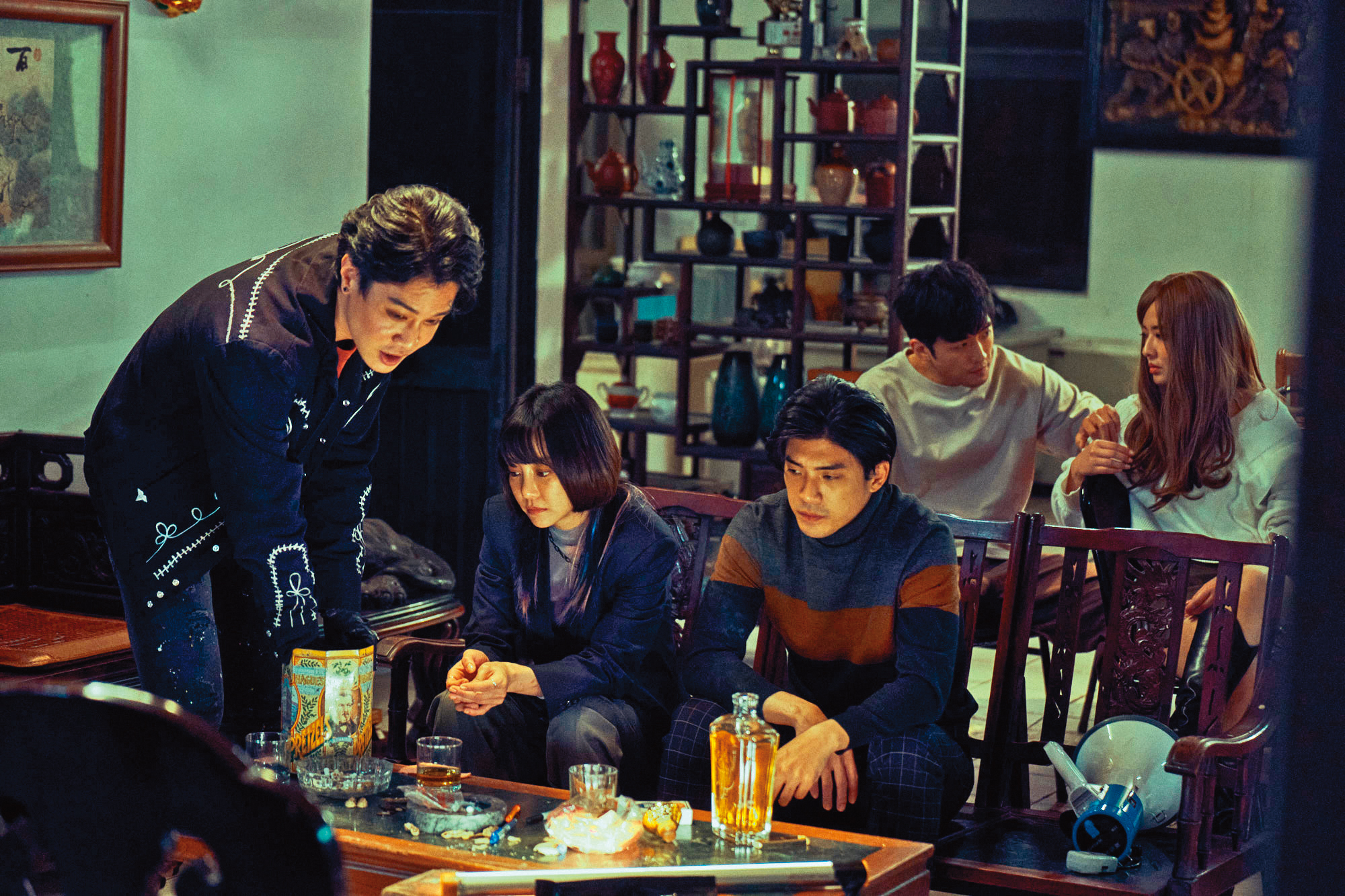 薛仕凌（左起）、謝欣穎、林哲熹、鍾政均、周采詩等演員，在《良辰吉時》中每集挑戰不同角色，過足戲癮。（CATCHPLAY提供）