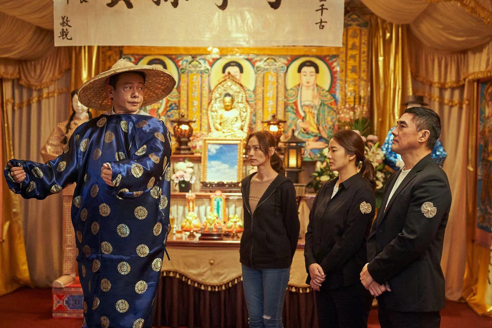 演員7集中分飾多角,男主角李康生(左)在1、 2集分別飾演禮儀師和金紙鋪老闆。右至左:吳大維、周采詩、姚以緹。(CATCHPLAY提供)
