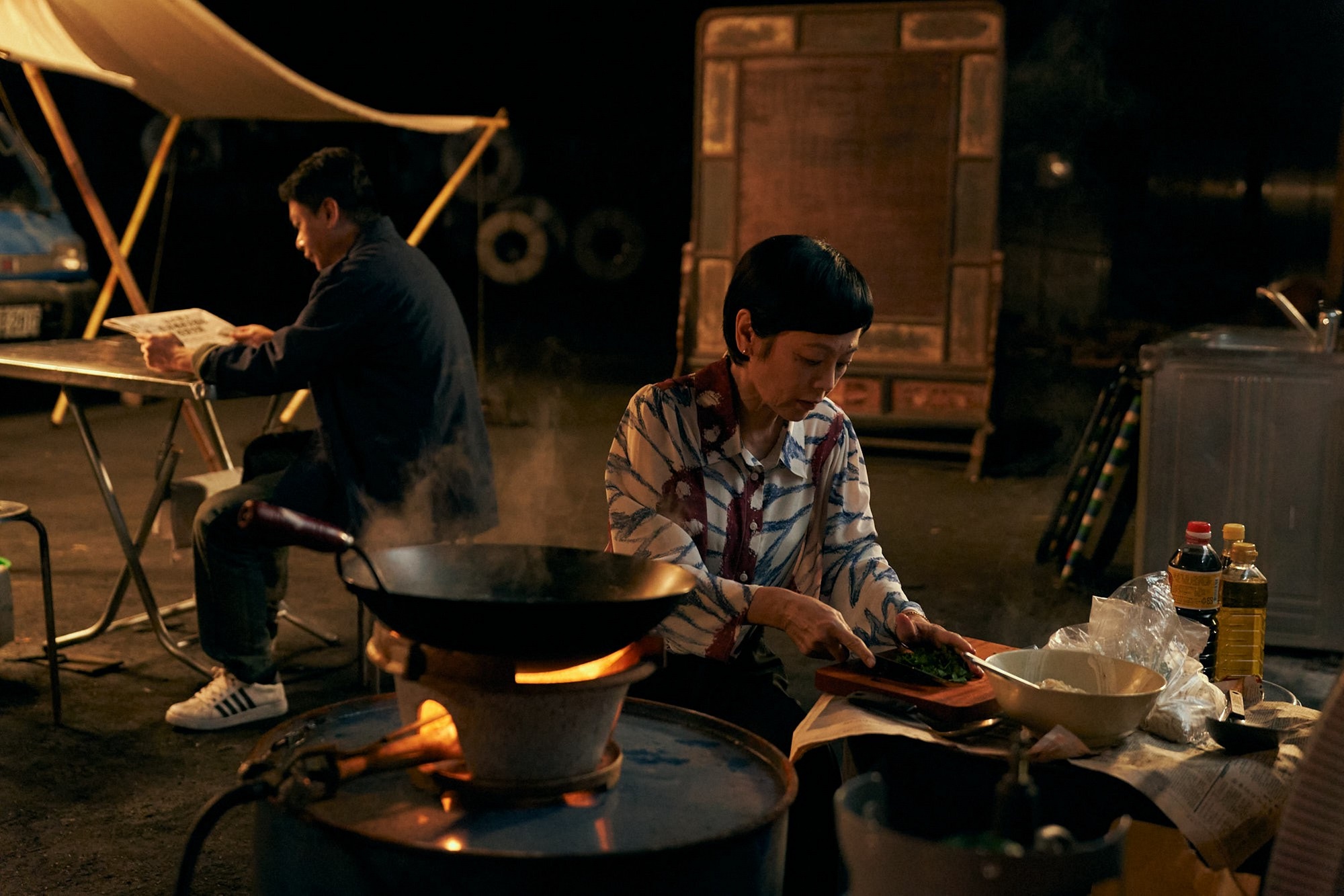 張艾嘉（右）受編導黃熙力邀，在《良辰吉時》中飾演貫穿全劇的關鍵角色。（CATCHPLAY提供）
