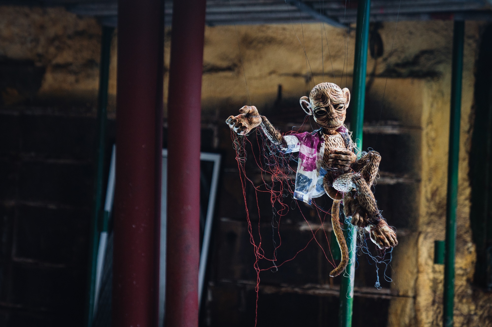 《良辰吉時》故事靈感來自童謠〈猴子一星期〉，劇中特別訂製懸絲傀儡猴增加詭異感。（CATCHPLAY提供）