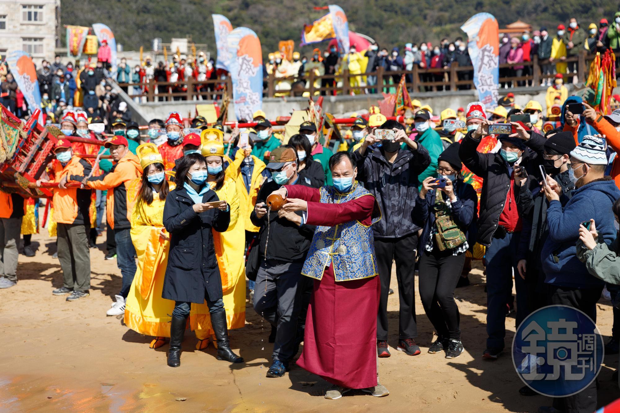 連江縣長劉增應(穿長袍馬褂者),亦參與海邊祭祀大典。